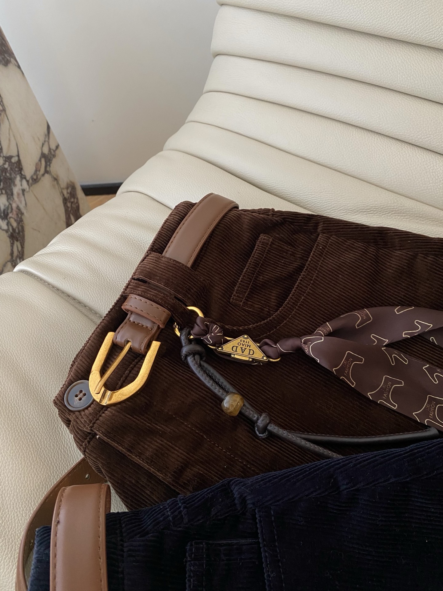 25。F秋冬 腰带配饰灯芯绒半裙 立体微A版型 大身简约干练版型 微A宽松搭配高腰 平整的高腰设计 拉长