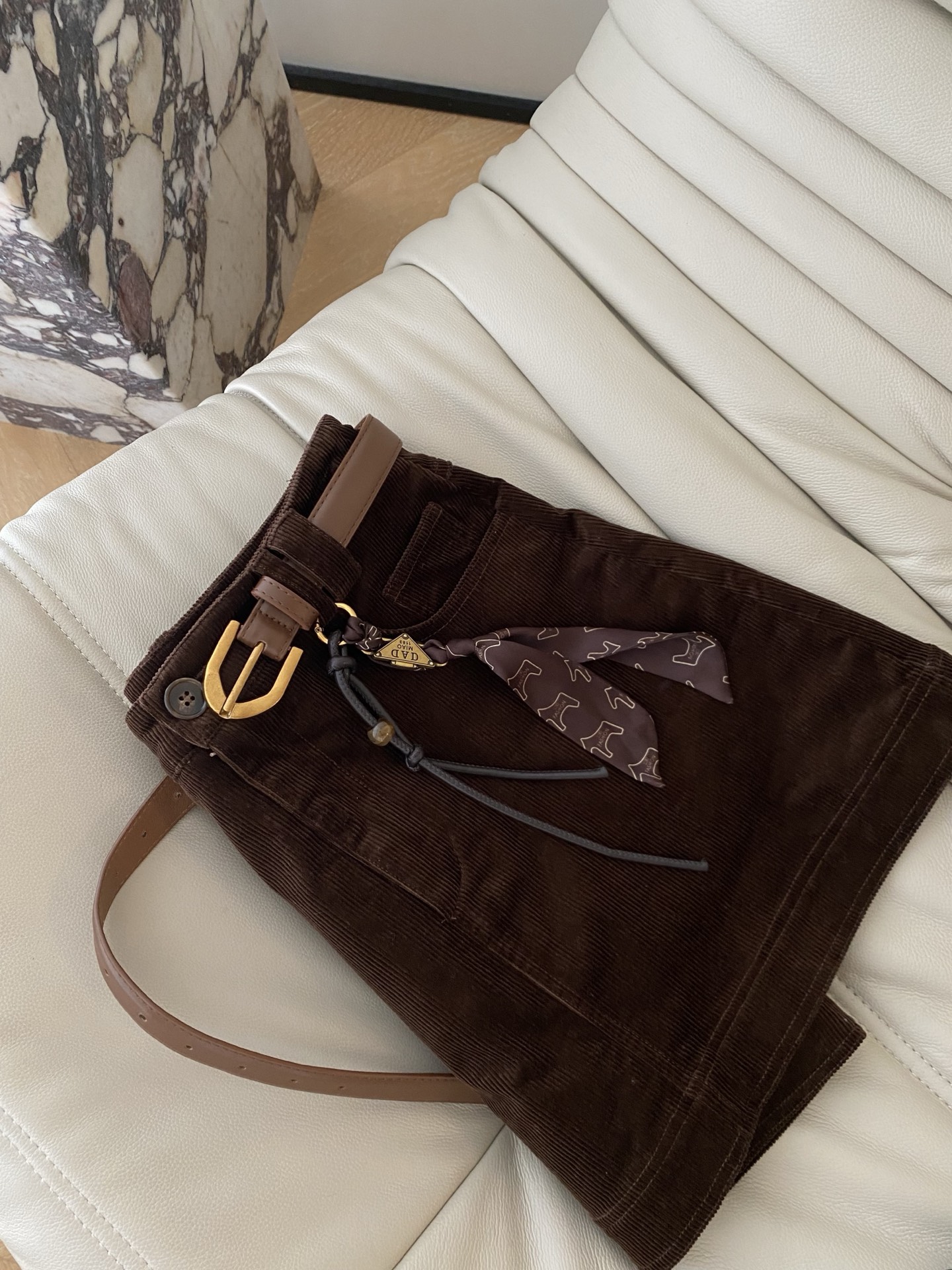 25。F秋冬 腰带配饰灯芯绒半裙 立体微A版型 大身简约干练版型 微A宽松搭配高腰 平整的高腰设计 拉长