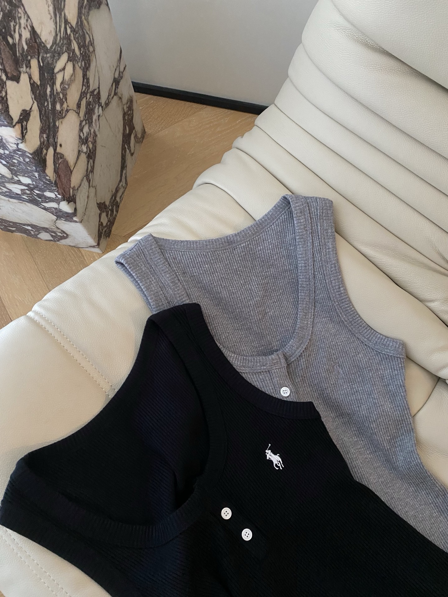 25。F 秋冬螺纹棉质小马背心 宽肩带很好遮挡副乳 小U领领设计露出锁骨和修长的肩颈线条 随性又不失时尚