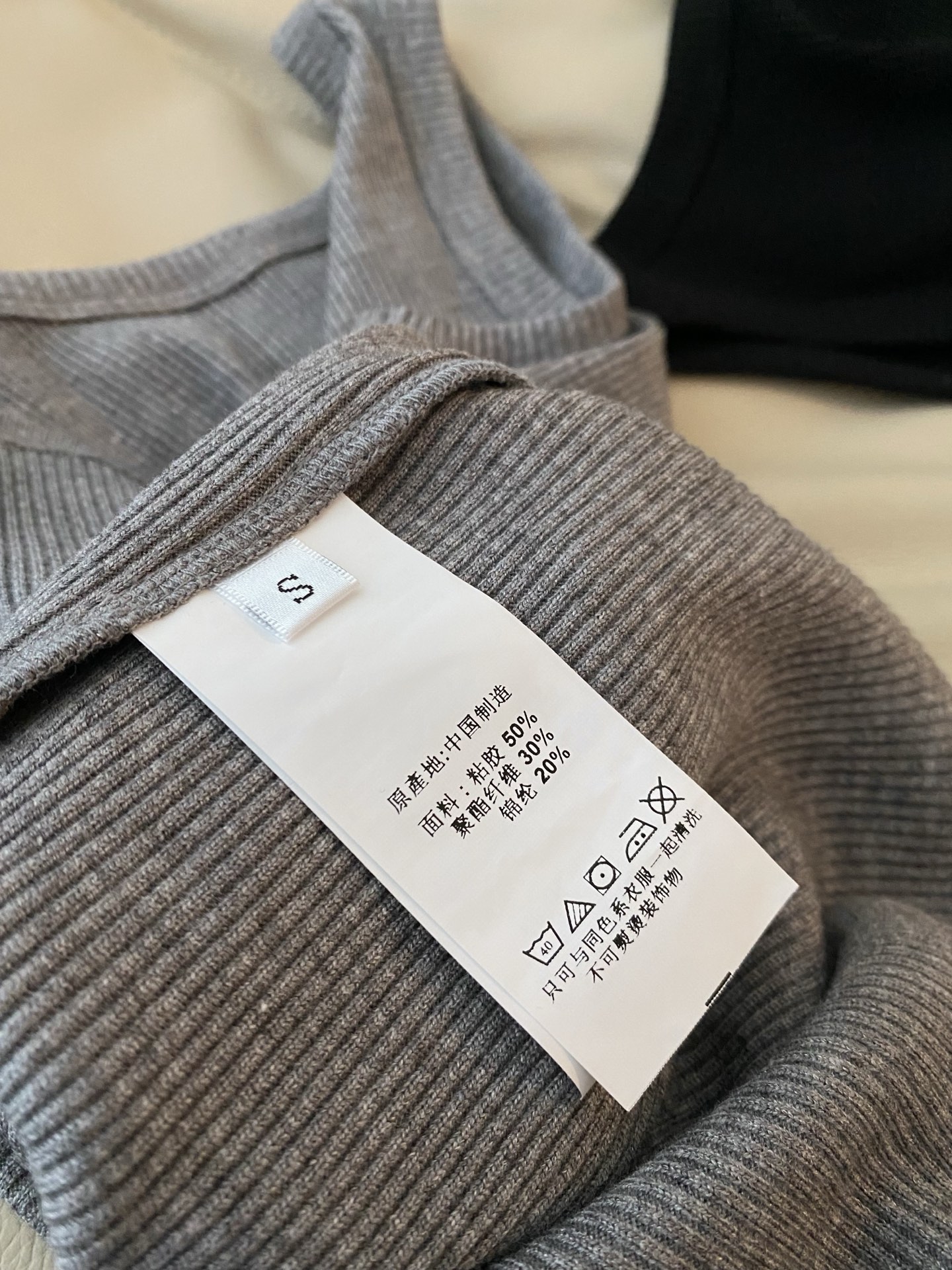 25。F 秋冬螺纹棉质小马背心 宽肩带很好遮挡副乳 小U领领设计露出锁骨和修长的肩颈线条 随性又不失时尚