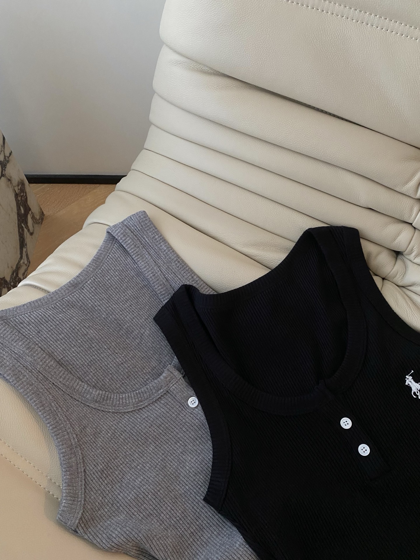 25。F 秋冬螺纹棉质小马背心 宽肩带很好遮挡副乳 小U领领设计露出锁骨和修长的肩颈线条 随性又不失时尚