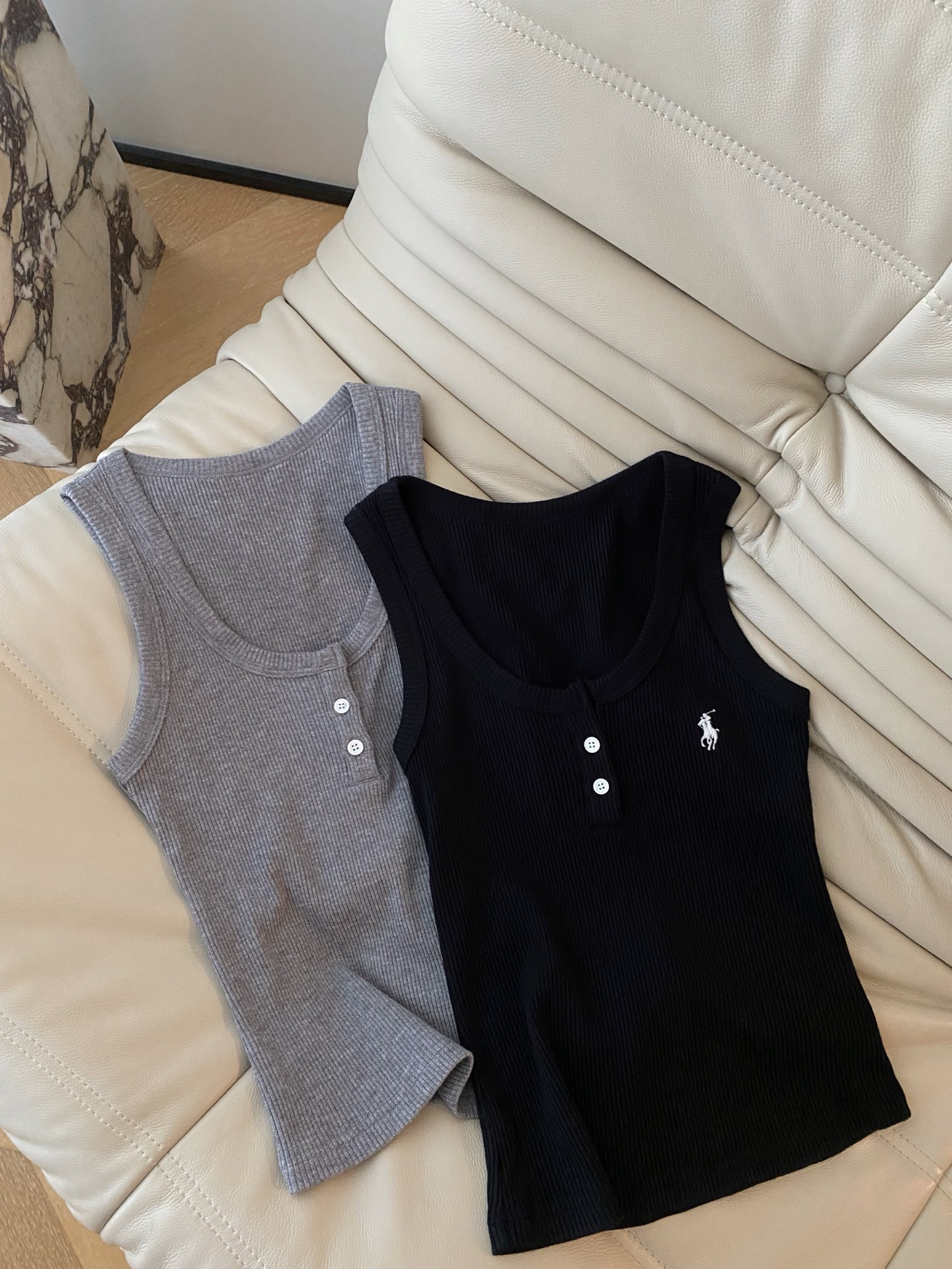 25。F 秋冬螺纹棉质小马背心 宽肩带很好遮挡副乳 小U领领设计露出锁骨和修长的肩颈线条 随性又不失时尚