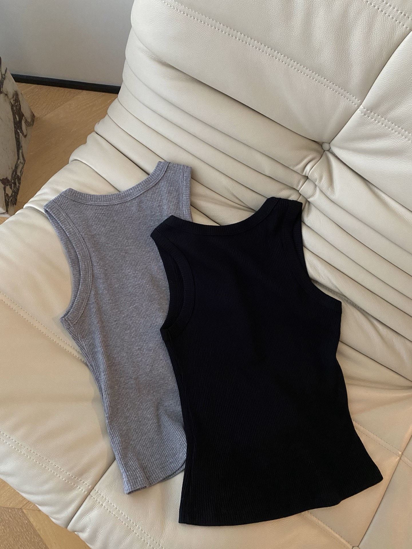 25。F 秋冬螺纹棉质小马背心 宽肩带很好遮挡副乳 小U领领设计露出锁骨和修长的肩颈线条 随性又不失时尚