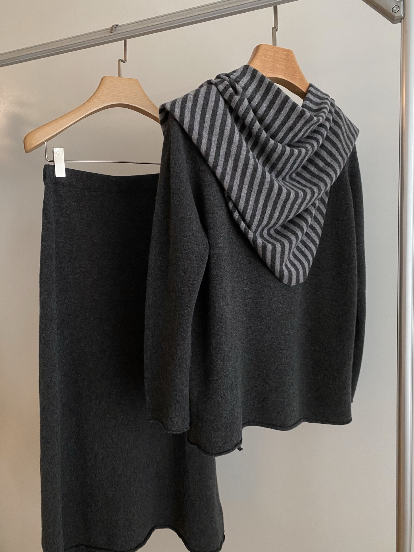 25。F秋冬 条纹披肩宽羊毛套裙 采用羊毛面料亲肤柔软 上衣中长款版型很好遮住胯部臀部赘肉搭配下半身宽松