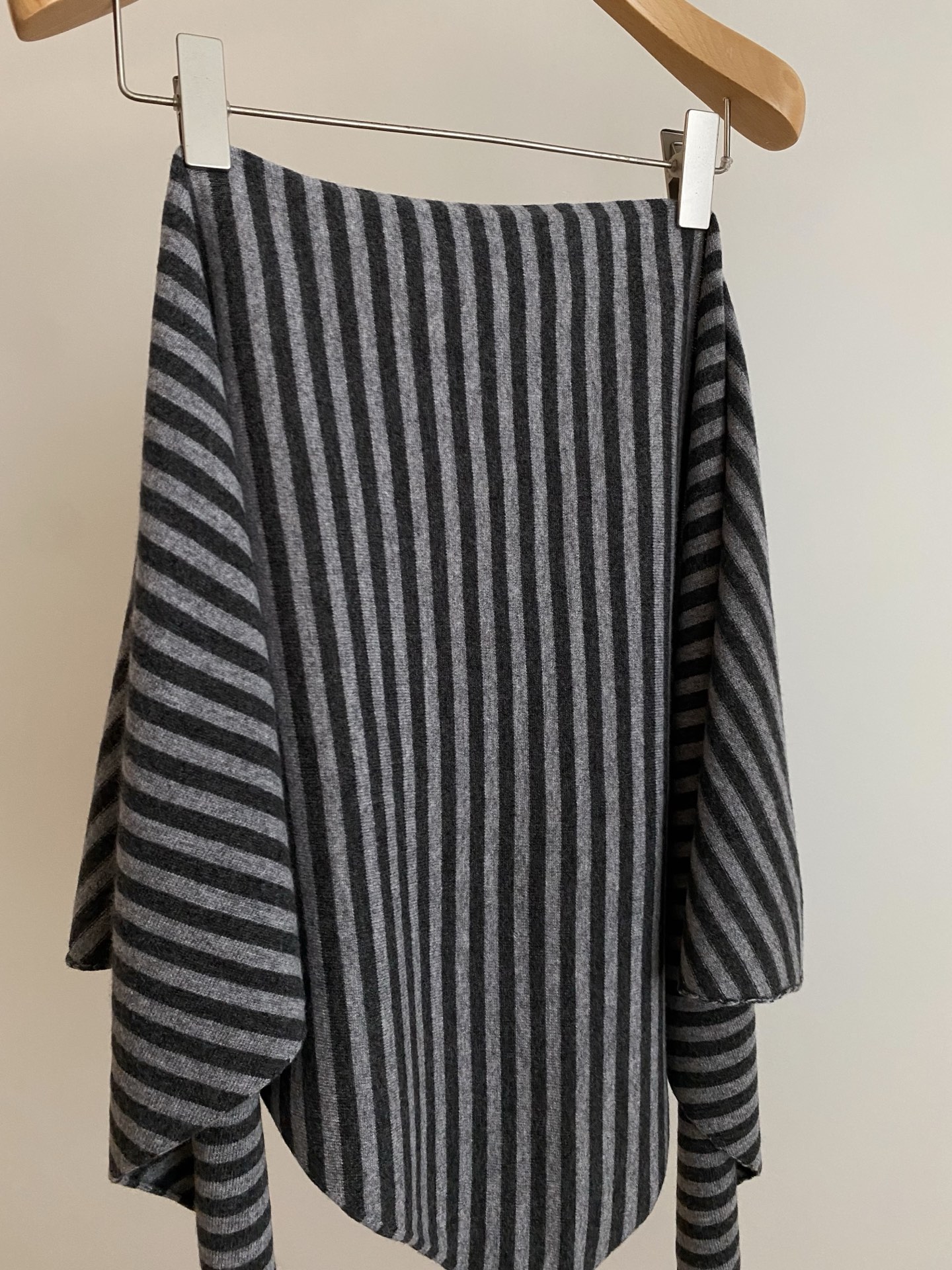 25。F秋冬 条纹披肩宽羊毛套裙 采用羊毛面料亲肤柔软 上衣中长款版型很好遮住胯部臀部赘肉搭配下半身宽松