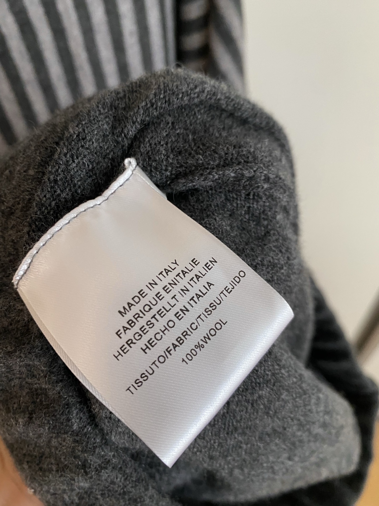 25。F秋冬 条纹披肩宽羊毛套裙 采用羊毛面料亲肤柔软 上衣中长款版型很好遮住胯部臀部赘肉搭配下半身宽松