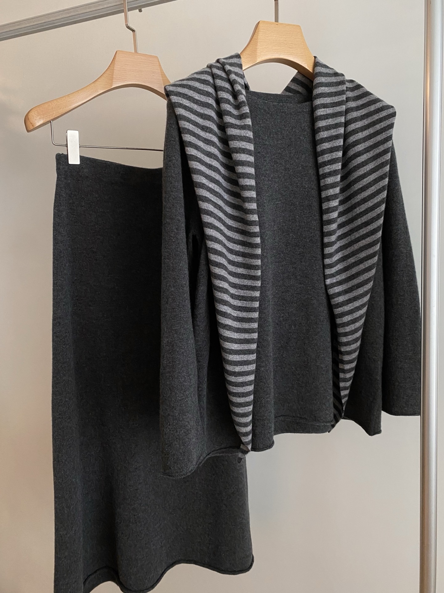 25。F秋冬 条纹披肩宽羊毛套裙 采用羊毛面料亲肤柔软 上衣中长款版型很好遮住胯部臀部赘肉搭配下半身宽松