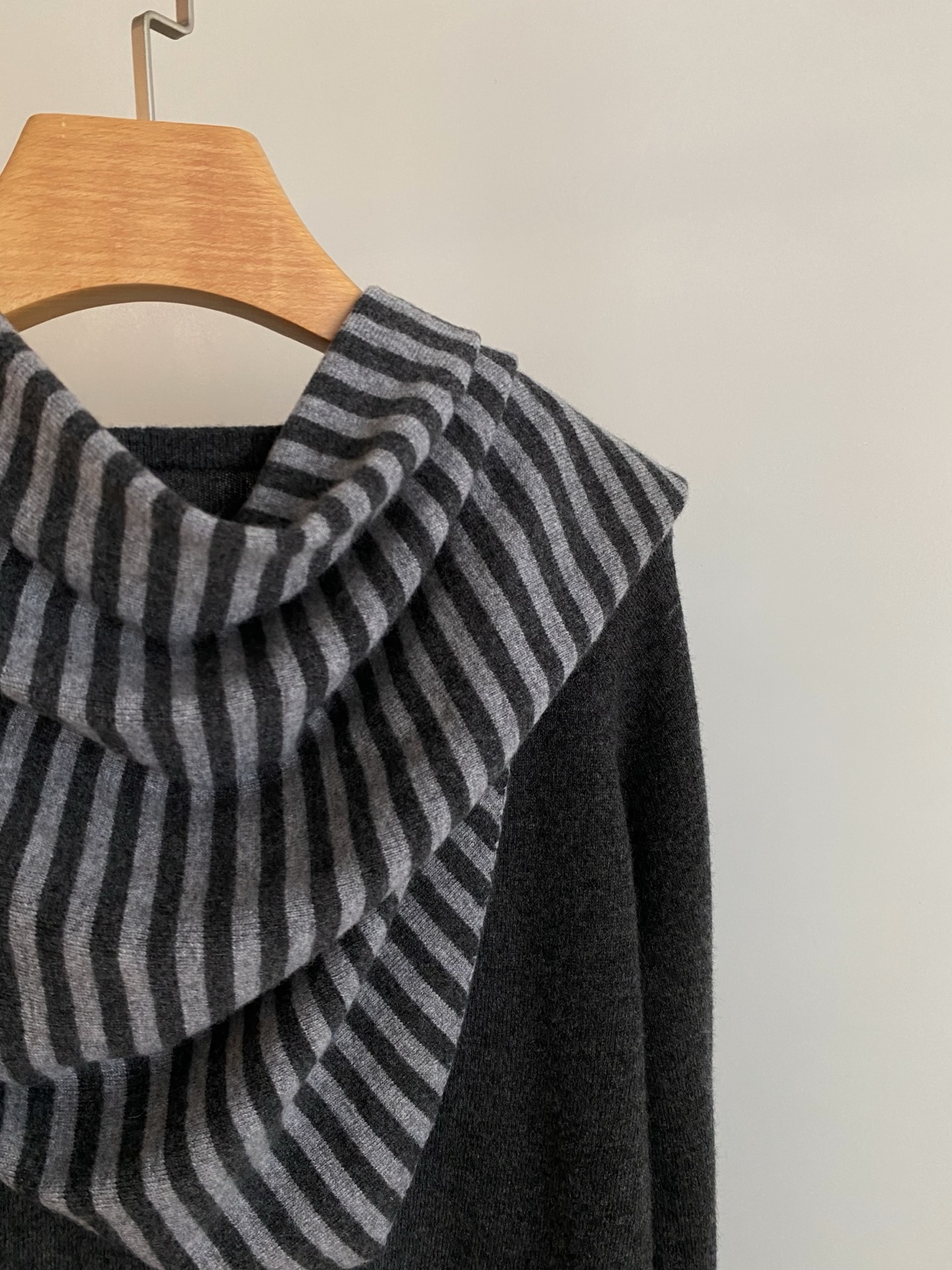 25。F秋冬 条纹披肩宽羊毛套裙 采用羊毛面料亲肤柔软 上衣中长款版型很好遮住胯部臀部赘肉搭配下半身宽松