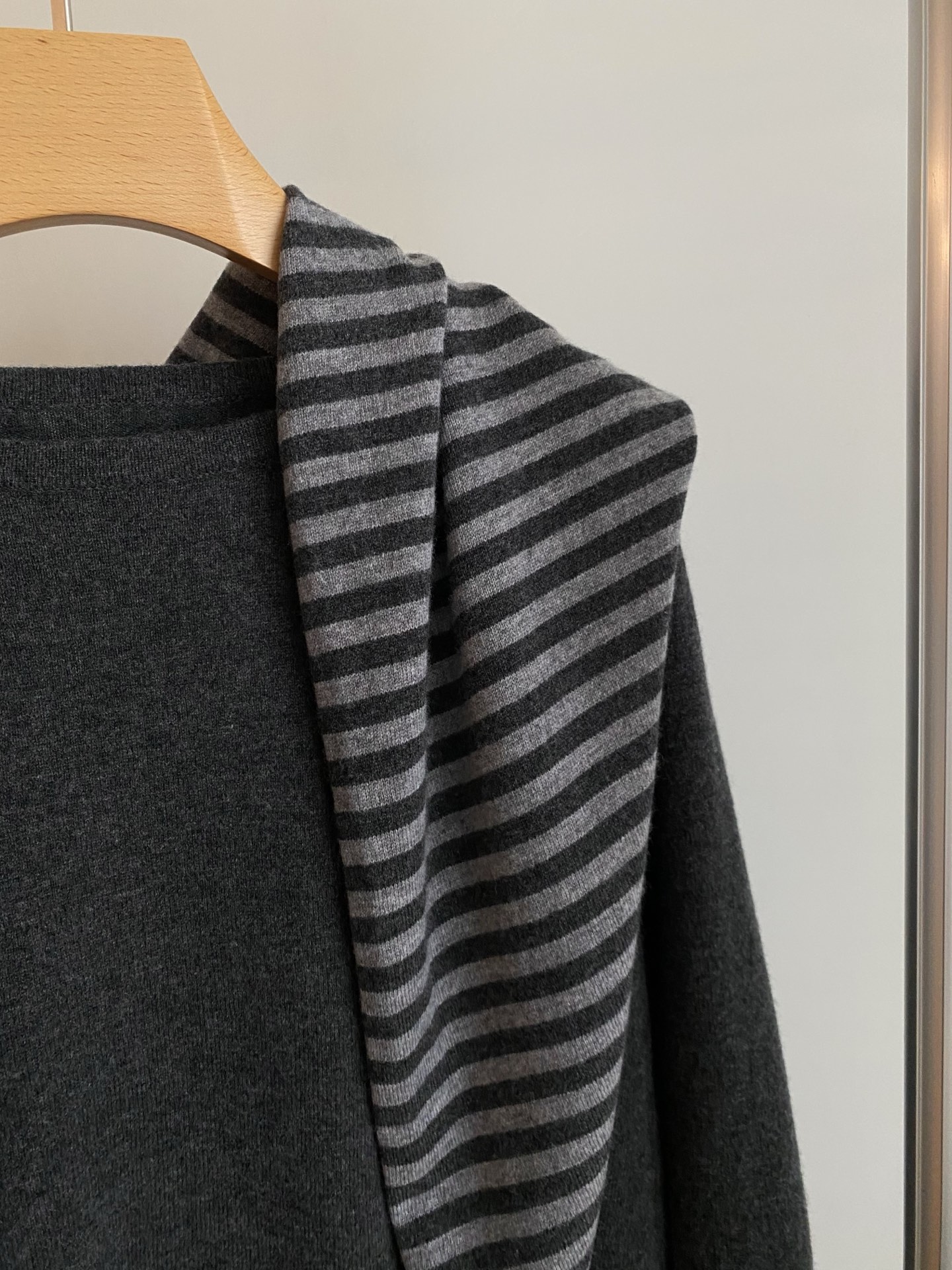 25。F秋冬 条纹披肩宽羊毛套裙 采用羊毛面料亲肤柔软 上衣中长款版型很好遮住胯部臀部赘肉搭配下半身宽松