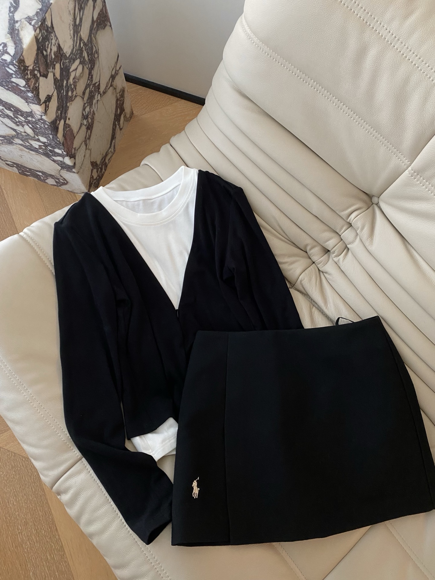 25。F秋冬 小马刺绣羊毛半裙 一片式不规则设计羊毛半裙 甄选优质羊毛 腰随下摆剪裁而成 上身小A遮肉显