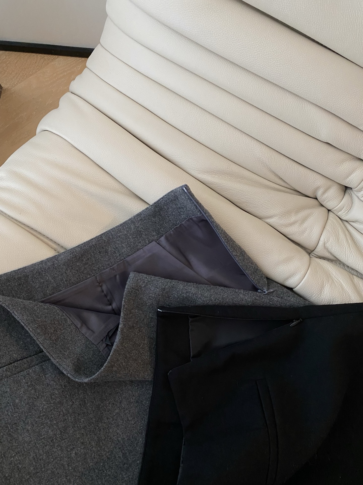 25。F秋冬 小马刺绣羊毛半裙 一片式不规则设计羊毛半裙 甄选优质羊毛 腰随下摆剪裁而成 上身小A遮肉显