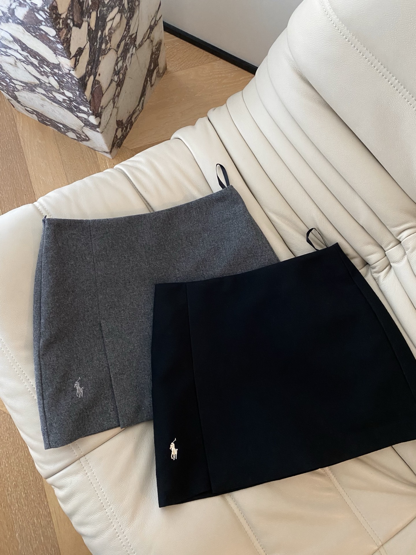 25。F秋冬 小马刺绣羊毛半裙 一片式不规则设计羊毛半裙 甄选优质羊毛 腰随下摆剪裁而成 上身小A遮肉显