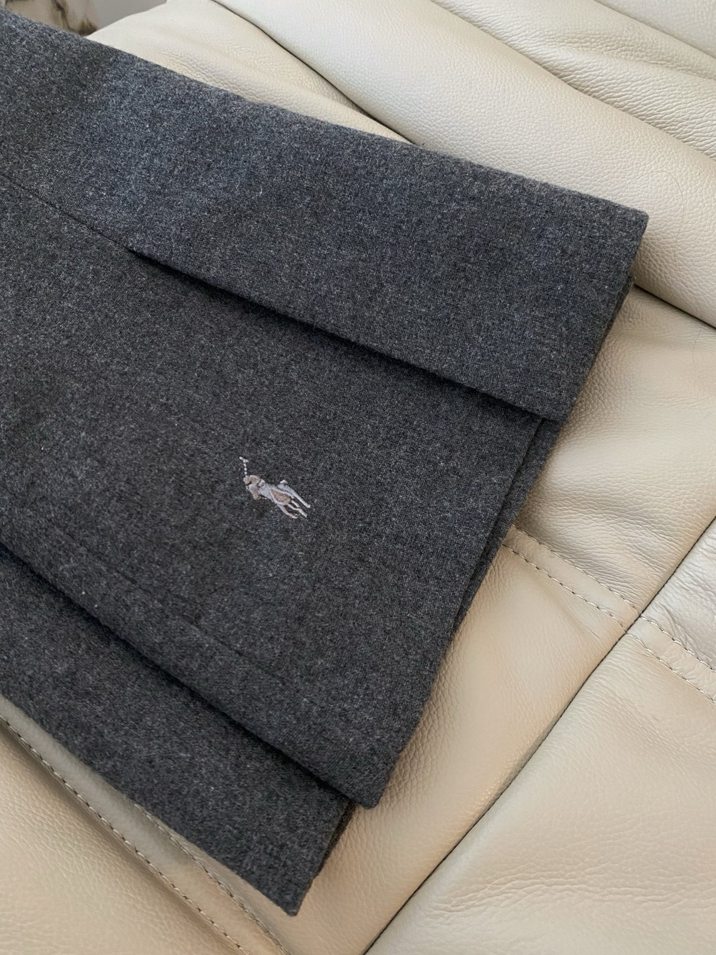 25。F秋冬 小马刺绣羊毛半裙 一片式不规则设计羊毛半裙 甄选优质羊毛 腰随下摆剪裁而成 上身小A遮肉显