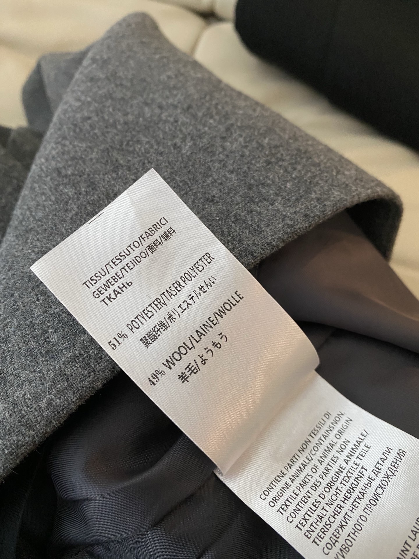 25。F秋冬 小马刺绣羊毛半裙 一片式不规则设计羊毛半裙 甄选优质羊毛 腰随下摆剪裁而成 上身小A遮肉显