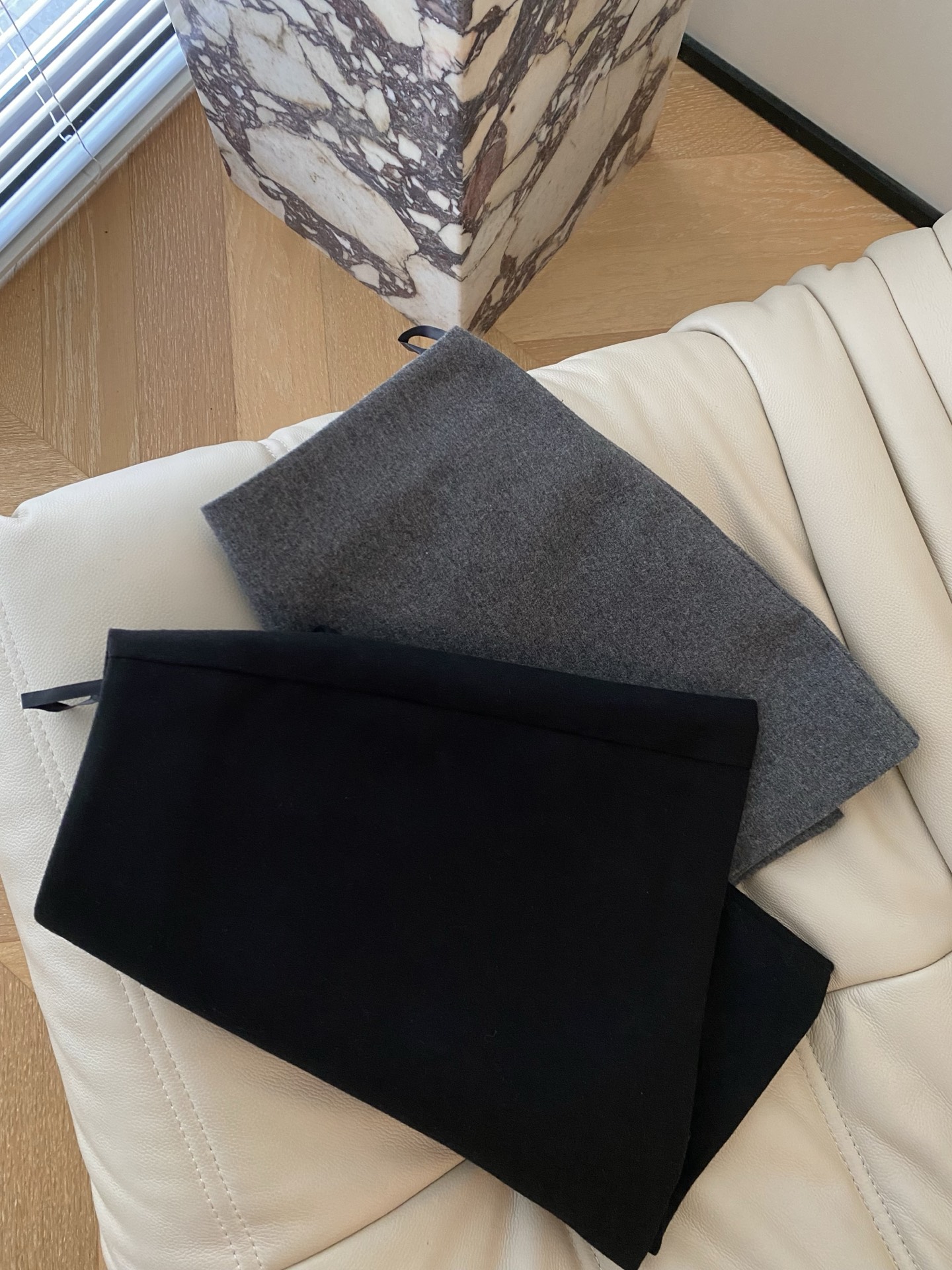 25。F秋冬 小马刺绣羊毛半裙 一片式不规则设计羊毛半裙 甄选优质羊毛 腰随下摆剪裁而成 上身小A遮肉显