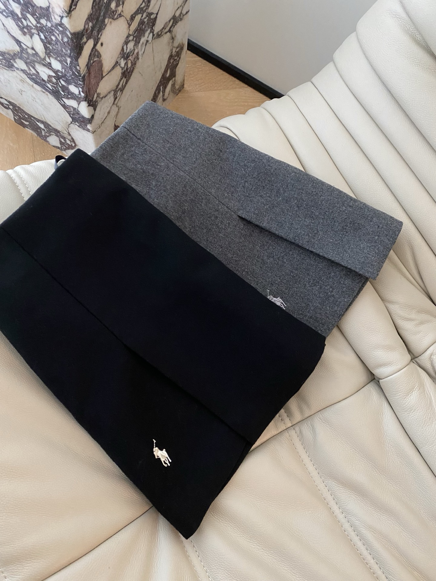 25。F秋冬 小马刺绣羊毛半裙 一片式不规则设计羊毛半裙 甄选优质羊毛 腰随下摆剪裁而成 上身小A遮肉显