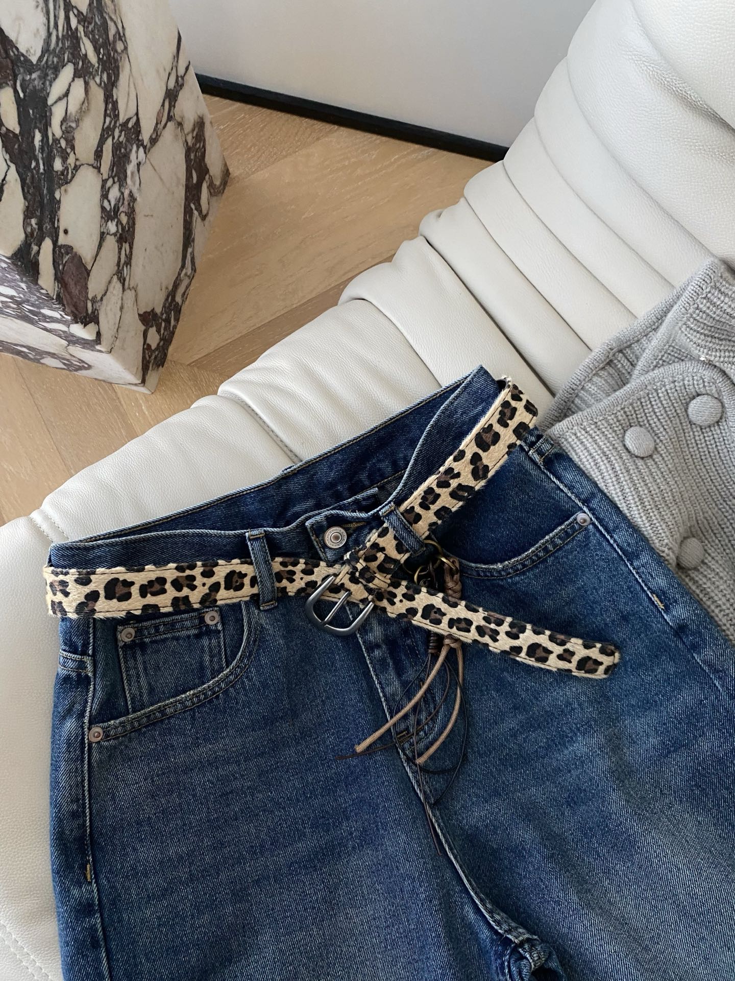 25。F秋冬 经典蓝色阔腿牛仔裤 版型利落又显腿长 日常通勤出街都适配 搭配一条豹纹腰带瞬间注入野性魅力