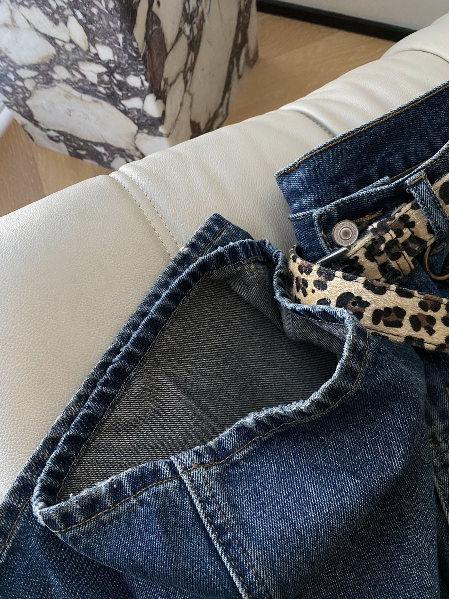 25。F秋冬 经典蓝色阔腿牛仔裤 版型利落又显腿长 日常通勤出街都适配 搭配一条豹纹腰带瞬间注入野性魅力