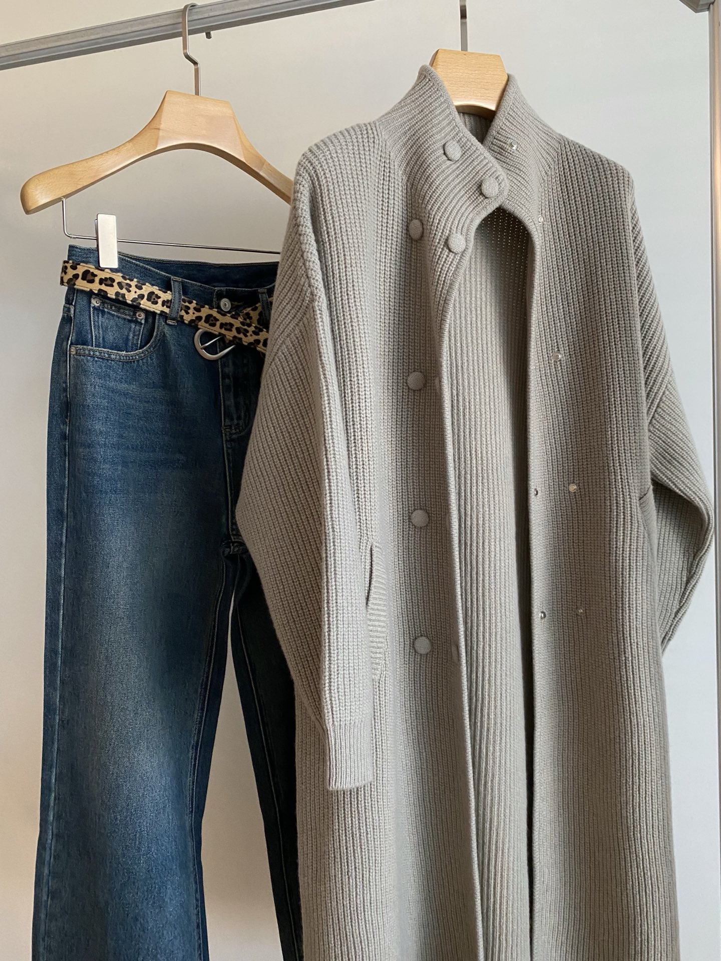 25。F秋冬 经典蓝色阔腿牛仔裤 版型利落又显腿长 日常通勤出街都适配 搭配一条豹纹腰带瞬间注入野性魅力