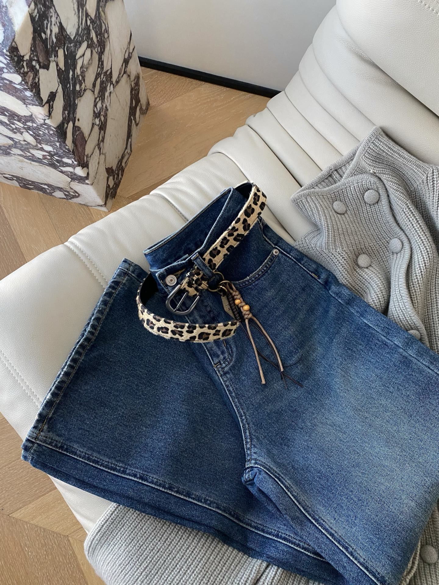 25。F秋冬 经典蓝色阔腿牛仔裤 版型利落又显腿长 日常通勤出街都适配 搭配一条豹纹腰带瞬间注入野性魅力