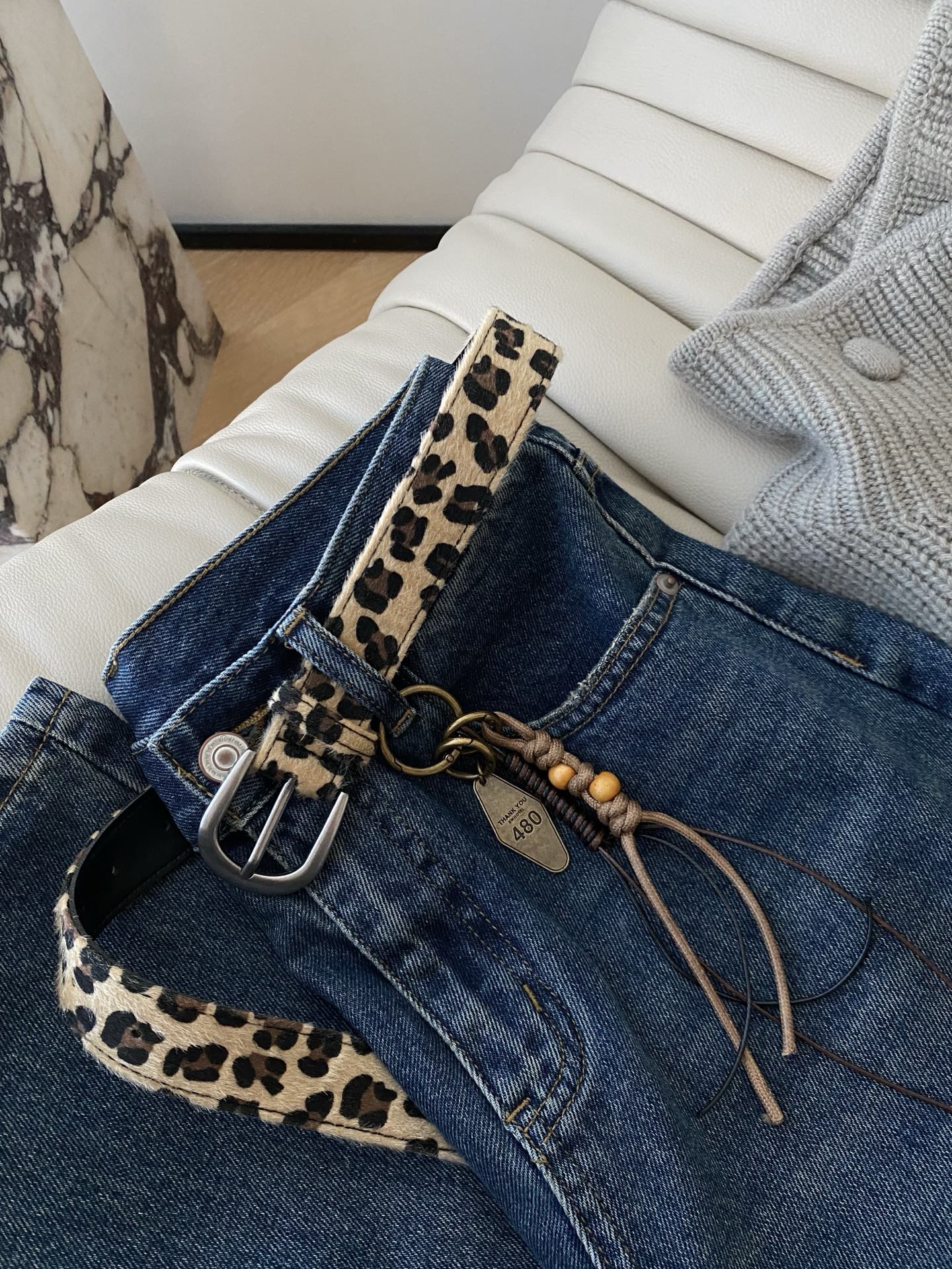 25。F秋冬 经典蓝色阔腿牛仔裤 版型利落又显腿长 日常通勤出街都适配 搭配一条豹纹腰带瞬间注入野性魅力
