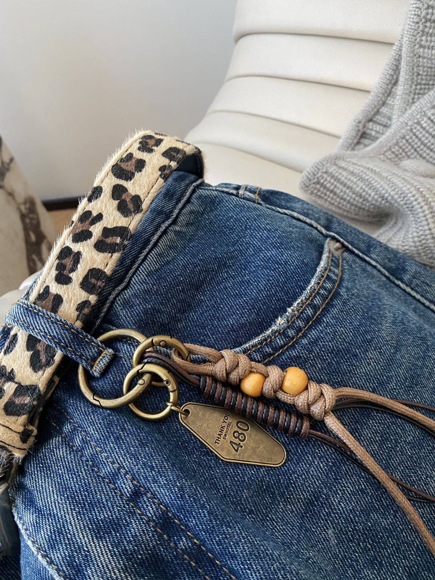 25。F秋冬 经典蓝色阔腿牛仔裤 版型利落又显腿长 日常通勤出街都适配 搭配一条豹纹腰带瞬间注入野性魅力