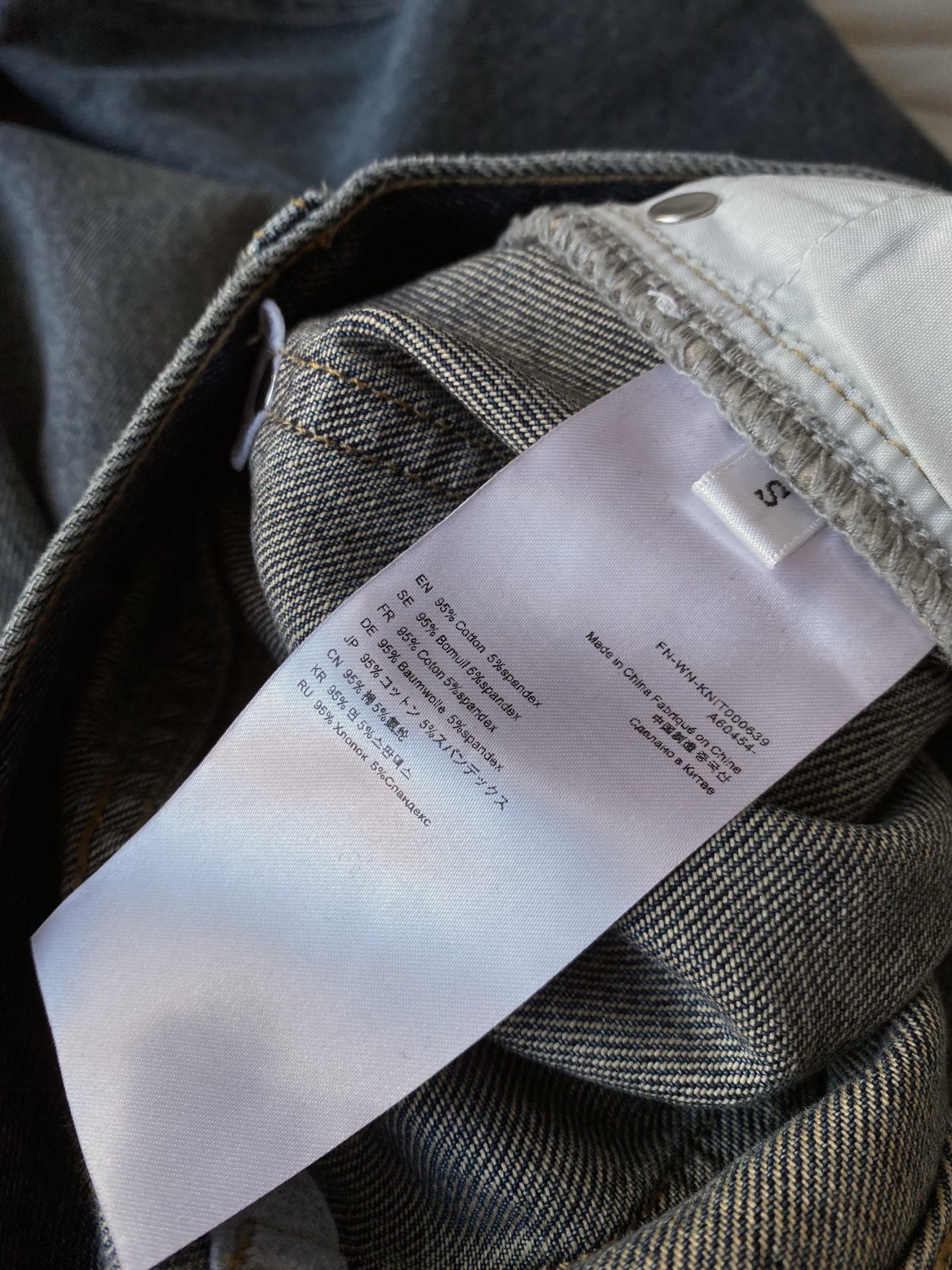 25。F秋冬 经典蓝色阔腿牛仔裤 版型利落又显腿长 日常通勤出街都适配 搭配一条豹纹腰带瞬间注入野性魅力