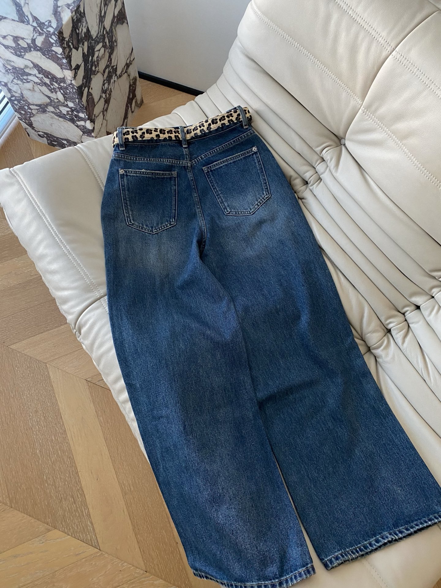 25。F秋冬 经典蓝色阔腿牛仔裤 版型利落又显腿长 日常通勤出街都适配 搭配一条豹纹腰带瞬间注入野性魅力