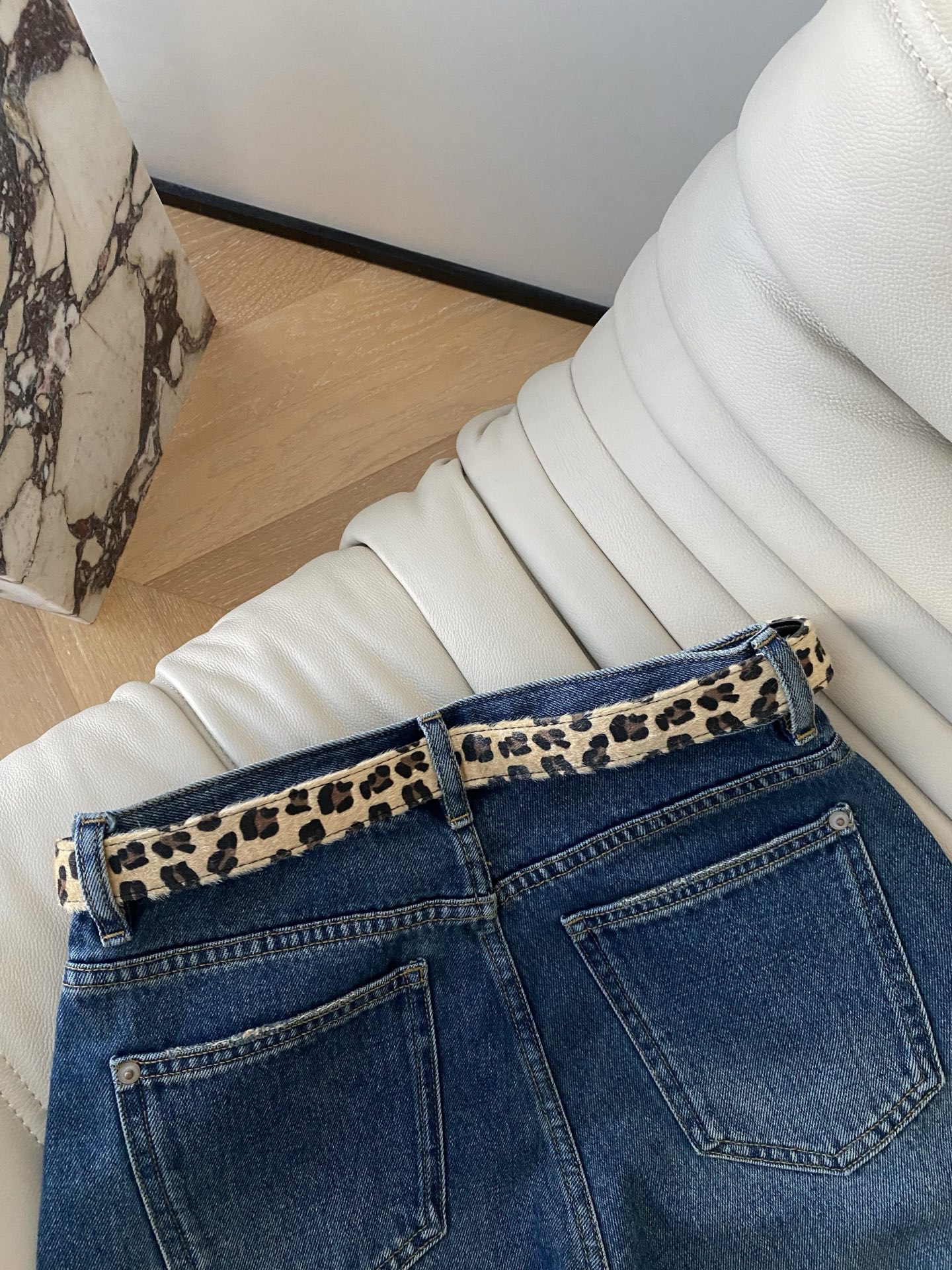 25。F秋冬 经典蓝色阔腿牛仔裤 版型利落又显腿长 日常通勤出街都适配 搭配一条豹纹腰带瞬间注入野性魅力