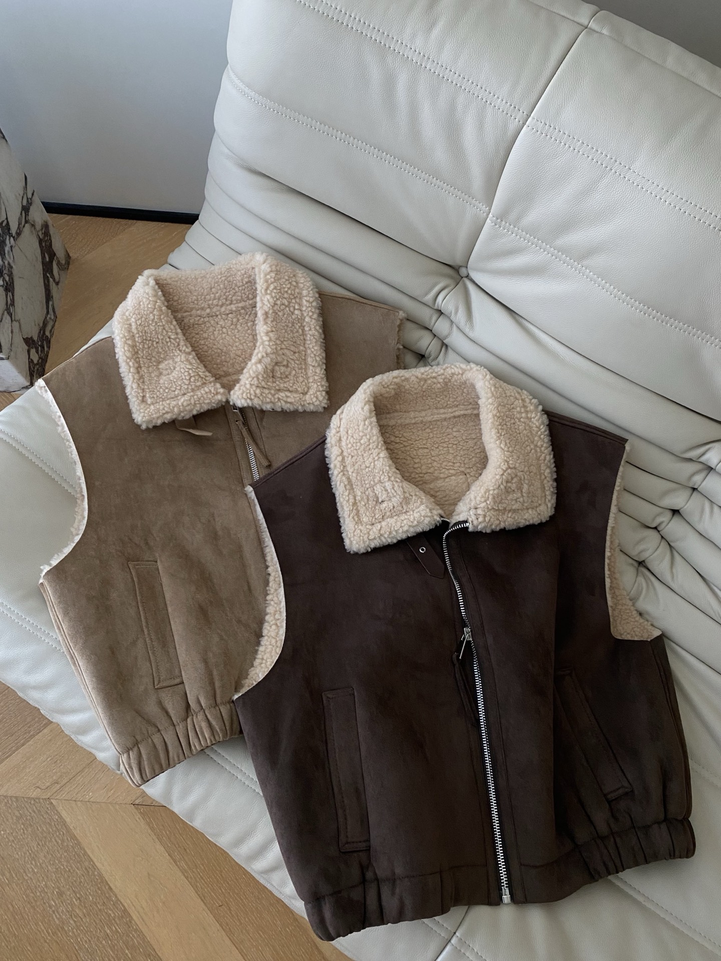 25。F秋冬 麂皮羊羔毛马甲 羊羔毛内里蓬松柔软 既提升保暖度又添几分甜酷感 拉链设计利落随意 口袋细节