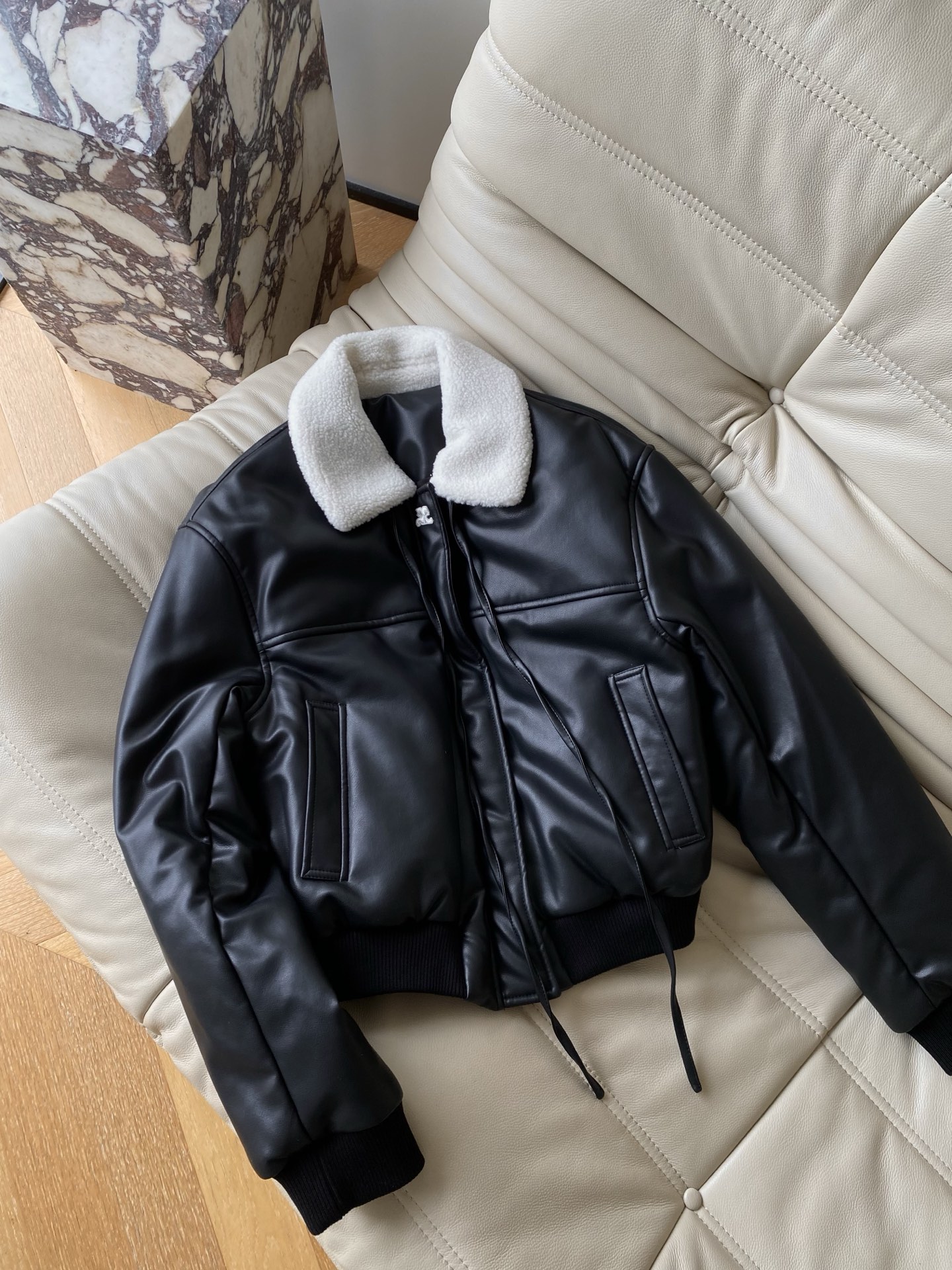 25。F秋冬 蛋白皮夹棉外套 甄选优质蛋白皮 短款黑色廓形自带酷飒气场 夹棉填充扎实却不臃肿 把冷空气挡