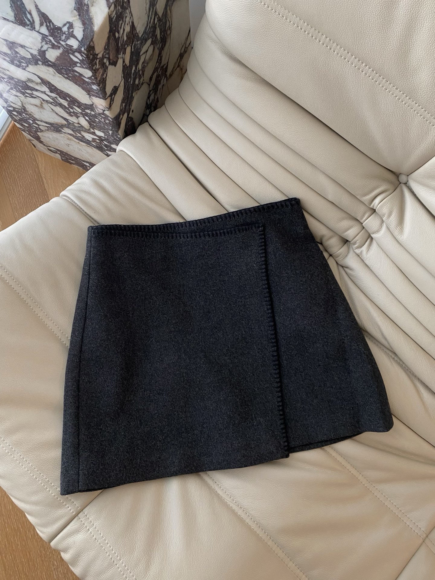 25。F秋冬 羊毛呢车边不规则半裙 A字版型对各种身材友好 轻松修饰臀腿线条 视觉上拉长腿部比例 堪称“