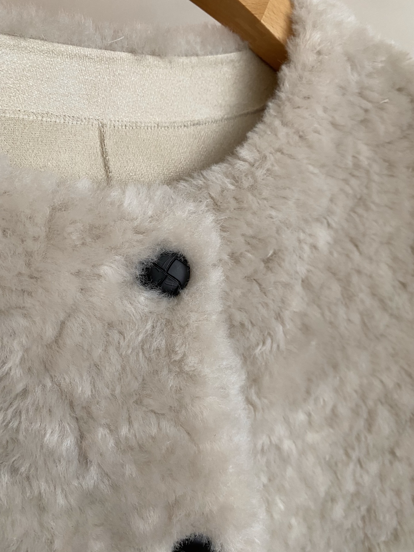 Elegant Faux Shearling Jacket: Cozy, Chic, and Timeless Style 7 i1761388781319 2569 0 5