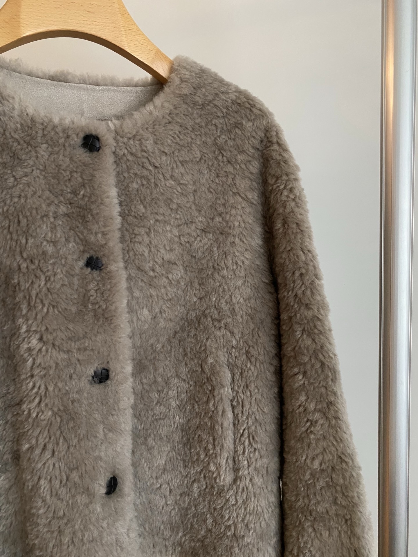 Elegant Faux Shearling Jacket: Cozy, Chic, and Timeless Style 3 i1761388781349 2503 0 1