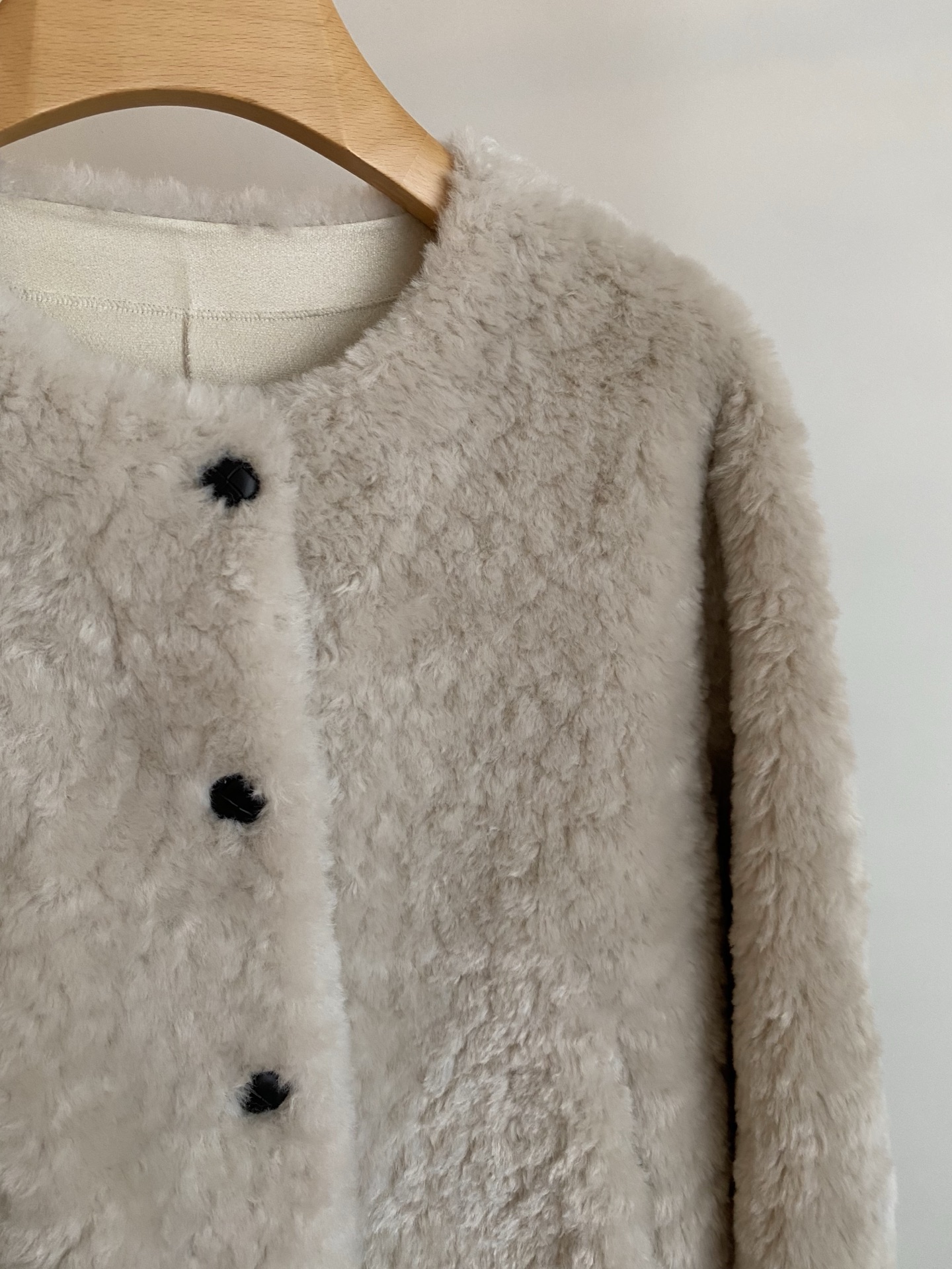 Elegant Faux Shearling Jacket: Cozy, Chic, and Timeless Style 6 i1761388781374 3711 0 4