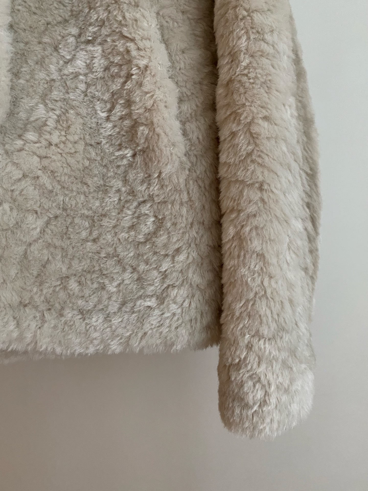 Elegant Faux Shearling Jacket: Cozy, Chic, and Timeless Style 8 i1761388781437 6557 0 6