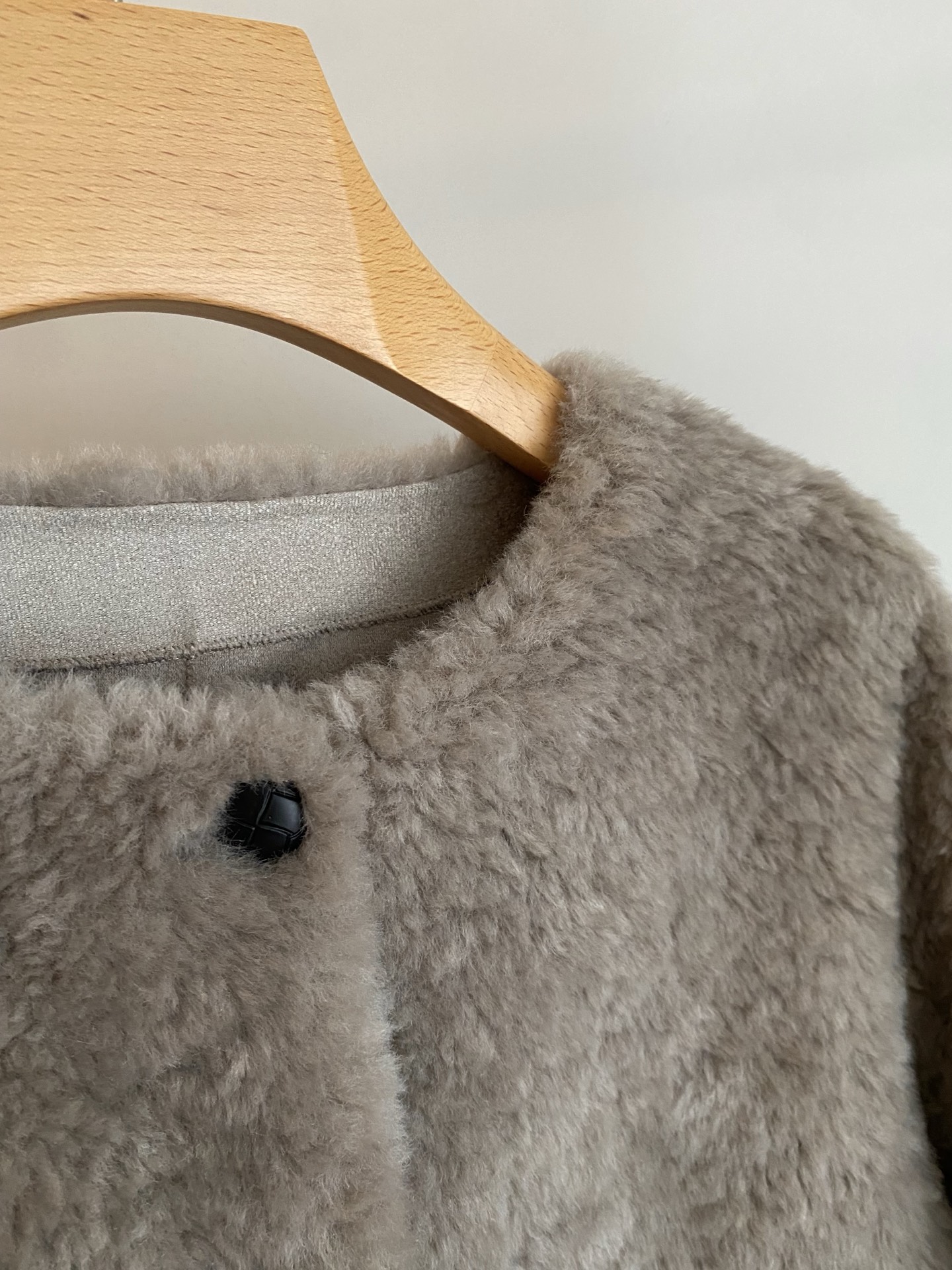 Elegant Faux Shearling Jacket: Cozy, Chic, and Timeless Style 4 i1761388783139 8626 0 2