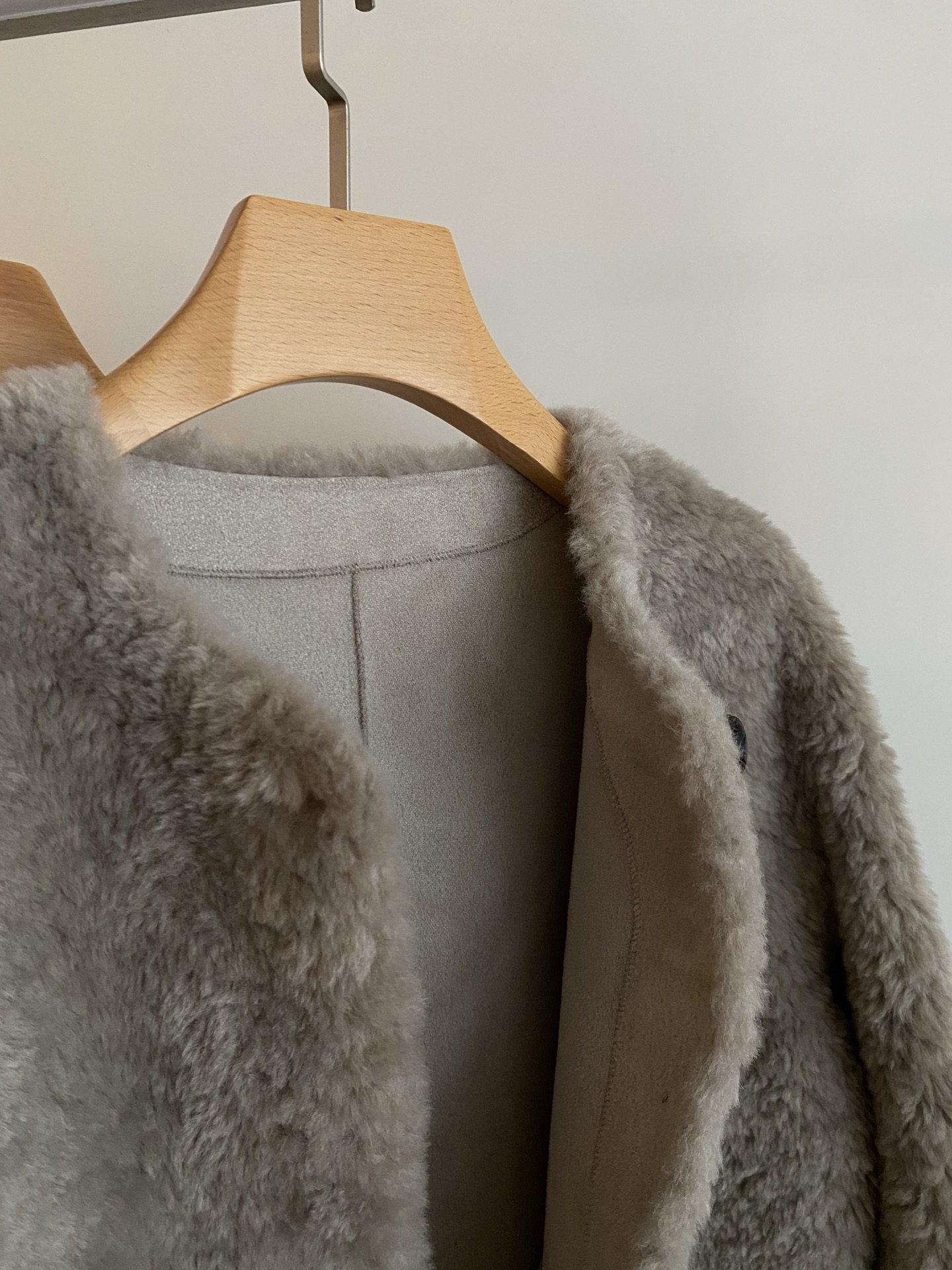 Elegant Faux Shearling Jacket: Cozy, Chic, and Timeless Style 5 i1761388783148 3601 0 3