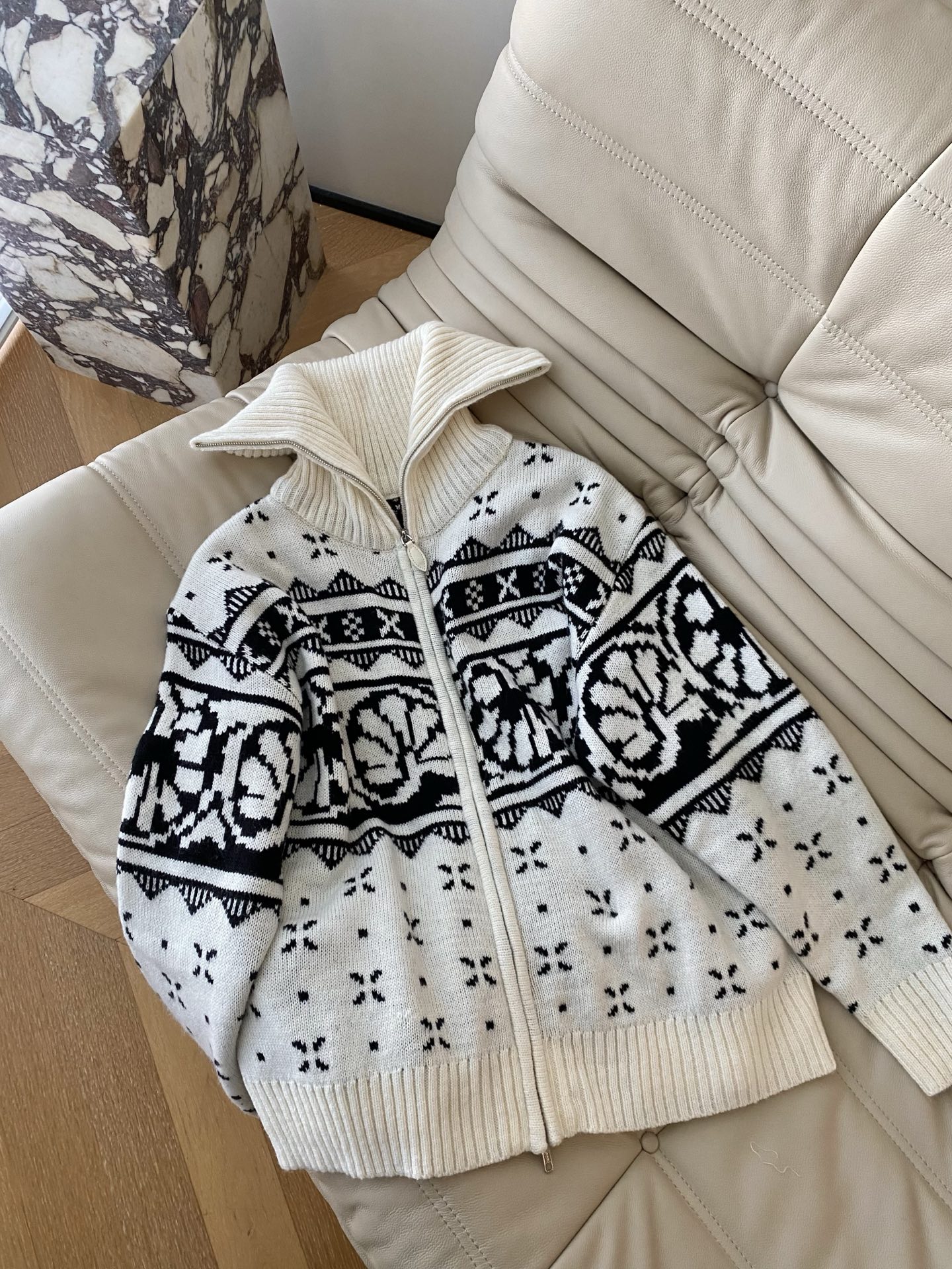 25。F秋冬 费尔岛连帽毛衣开衫 经典费尔岛提花图案把北欧风情穿在身上 连帽设计增添随性慵懒感柔软针织羊