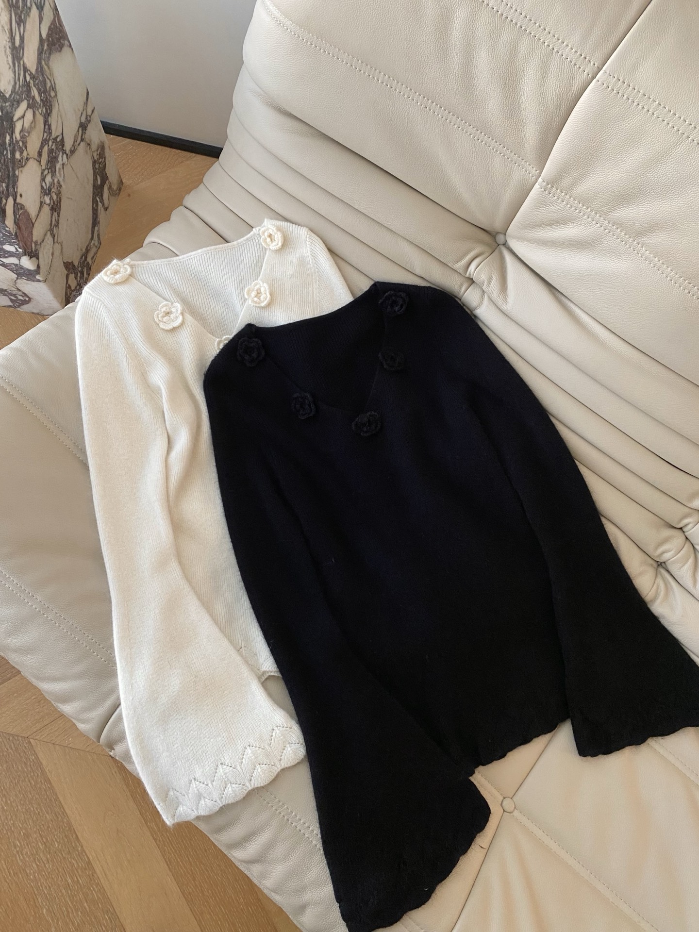 25。F秋冬 V领立体花朵羊毛毛衣 时髦小众的立体花朵 V领领口慵懒又气质 微喇袖口设计看起来更有造型感