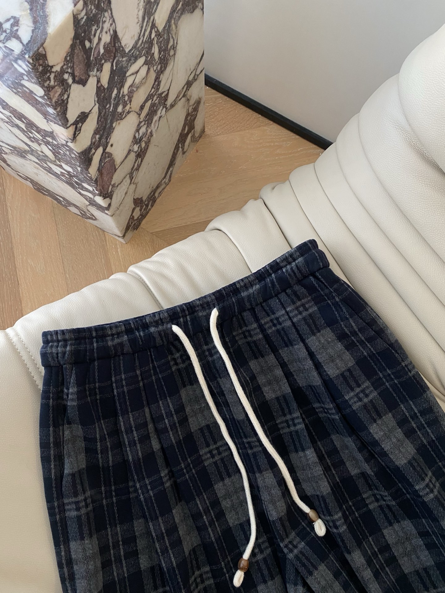 25。F秋冬 复古系带格纹裤 灰黑格纹字自带复古滤镜 宽松阔腿版型显腿长腰部设计随性又能贴合身型 秋冬穿