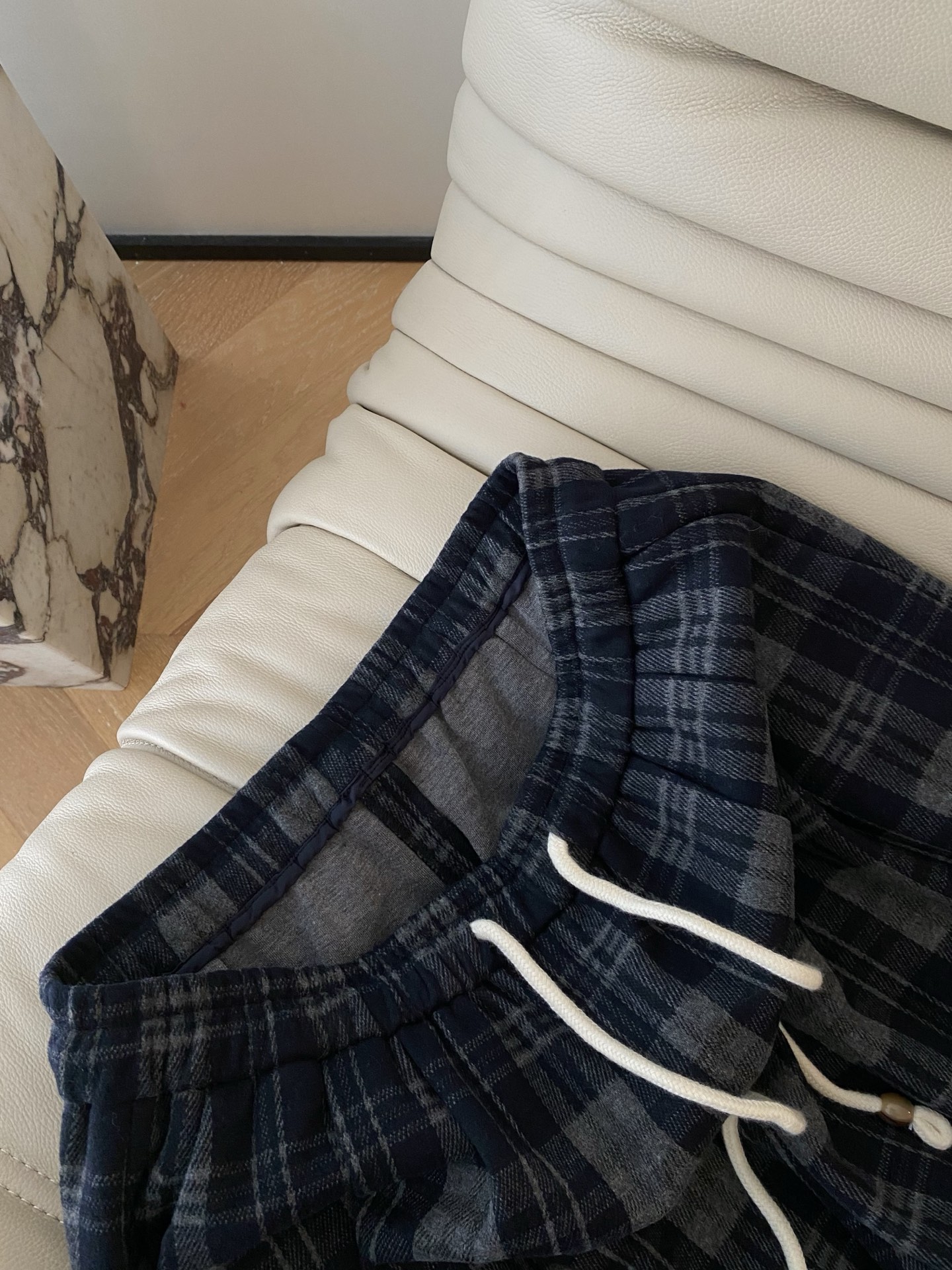 25。F秋冬 复古系带格纹裤 灰黑格纹字自带复古滤镜 宽松阔腿版型显腿长腰部设计随性又能贴合身型 秋冬穿