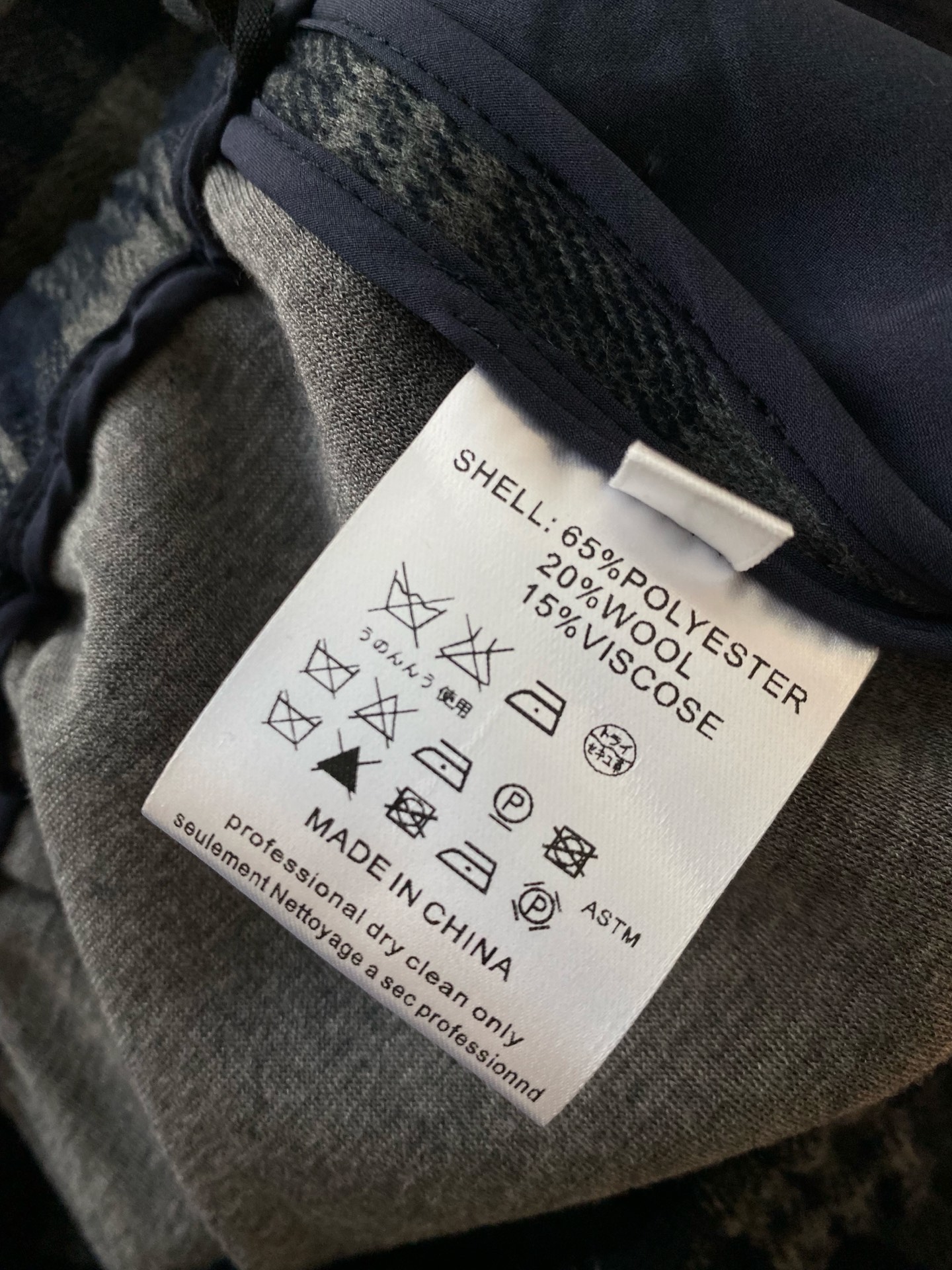 25。F秋冬 复古系带格纹裤 灰黑格纹字自带复古滤镜 宽松阔腿版型显腿长腰部设计随性又能贴合身型 秋冬穿