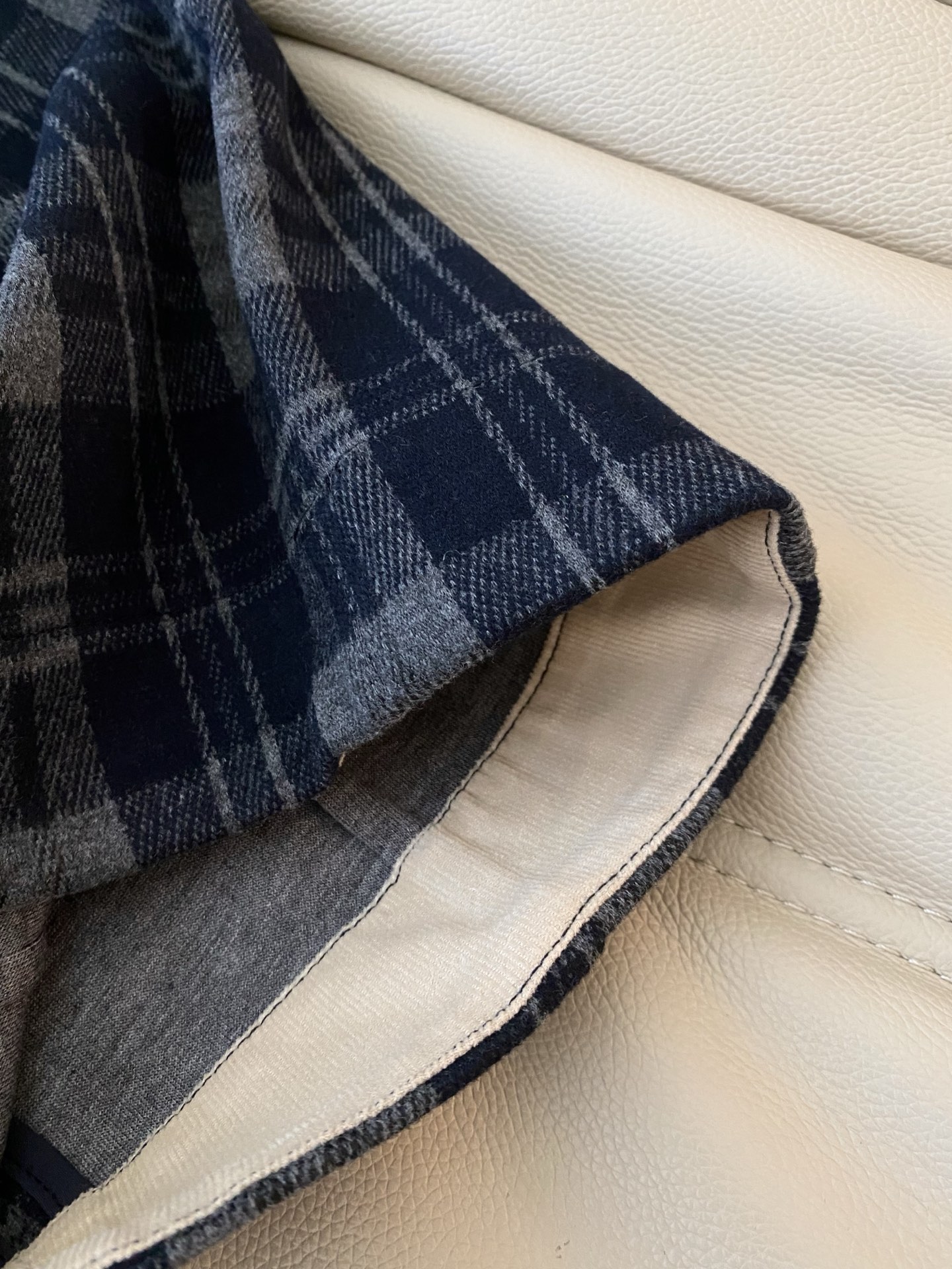 25。F秋冬 复古系带格纹裤 灰黑格纹字自带复古滤镜 宽松阔腿版型显腿长腰部设计随性又能贴合身型 秋冬穿