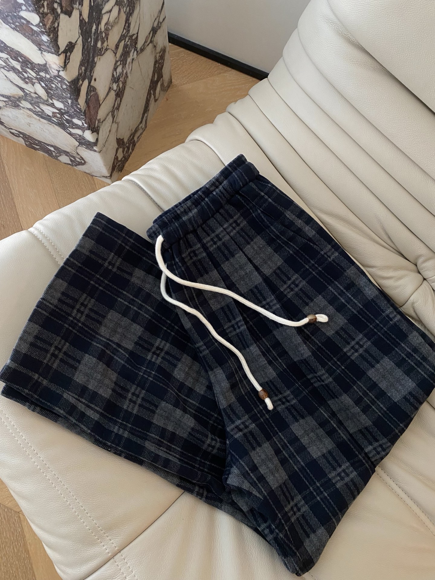 25。F秋冬 复古系带格纹裤 灰黑格纹字自带复古滤镜 宽松阔腿版型显腿长腰部设计随性又能贴合身型 秋冬穿