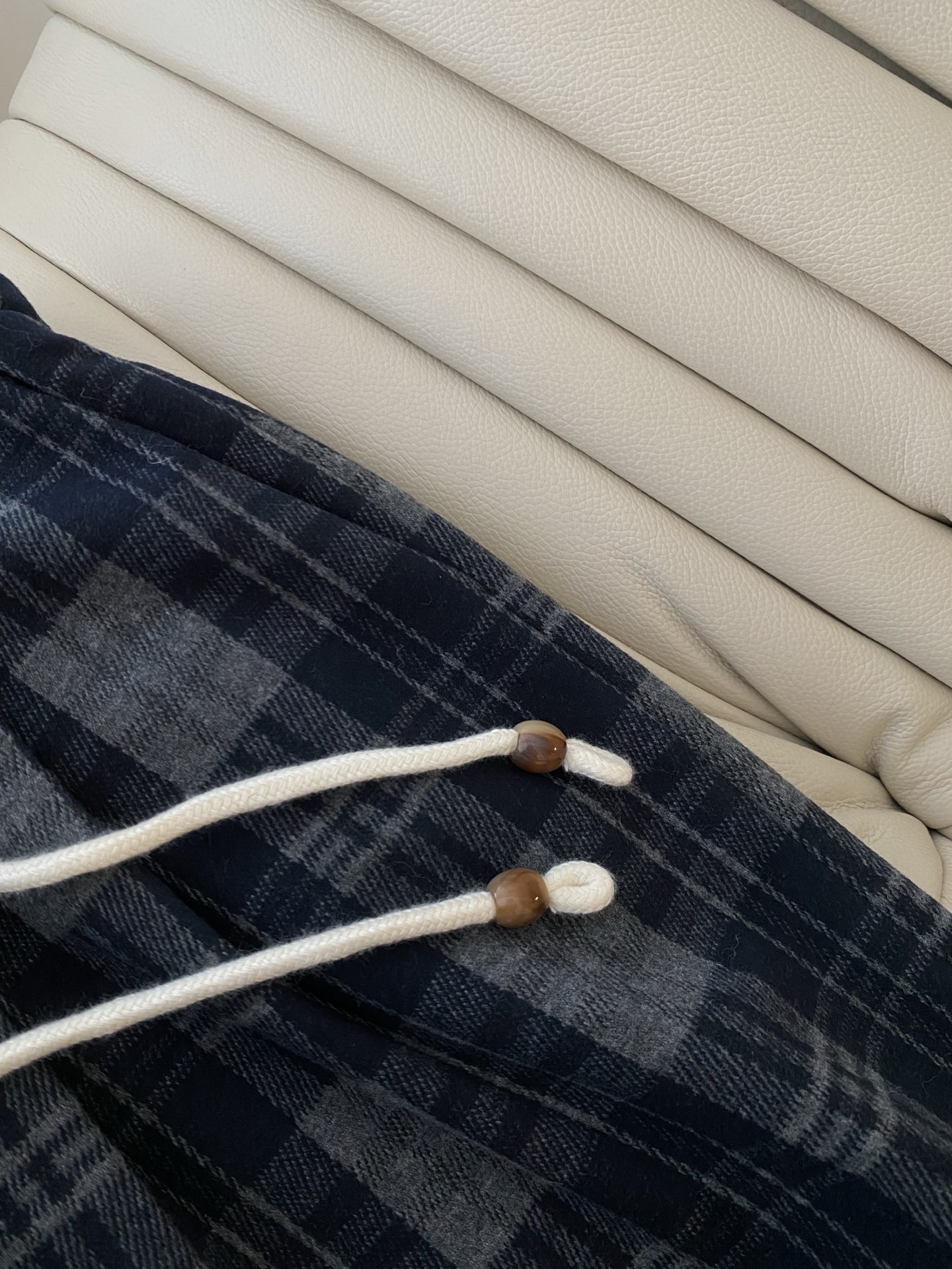 25。F秋冬 复古系带格纹裤 灰黑格纹字自带复古滤镜 宽松阔腿版型显腿长腰部设计随性又能贴合身型 秋冬穿