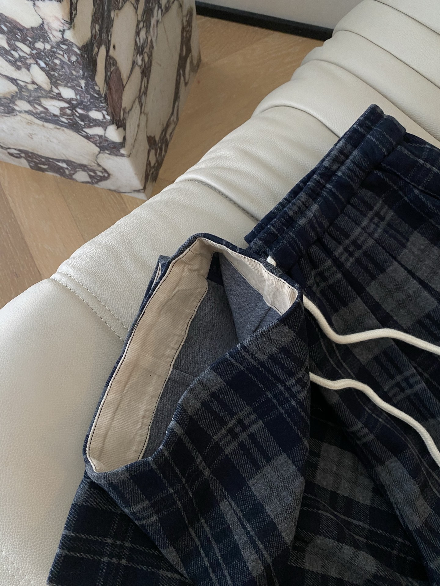 25。F秋冬 复古系带格纹裤 灰黑格纹字自带复古滤镜 宽松阔腿版型显腿长腰部设计随性又能贴合身型 秋冬穿