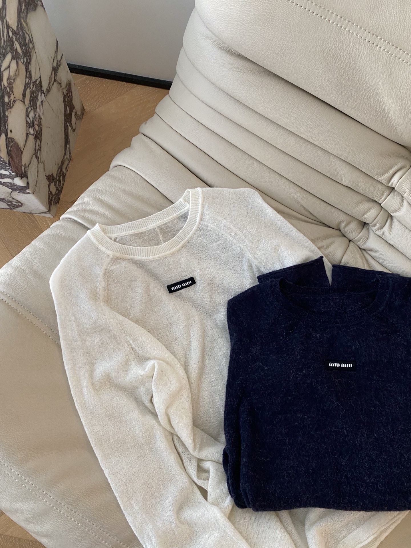 25。F秋冬 miu简约三色羊毛衫 简约圆领插肩袖设计休闲又不失质感 胸前的小标细节更是点睛之笔 让基础