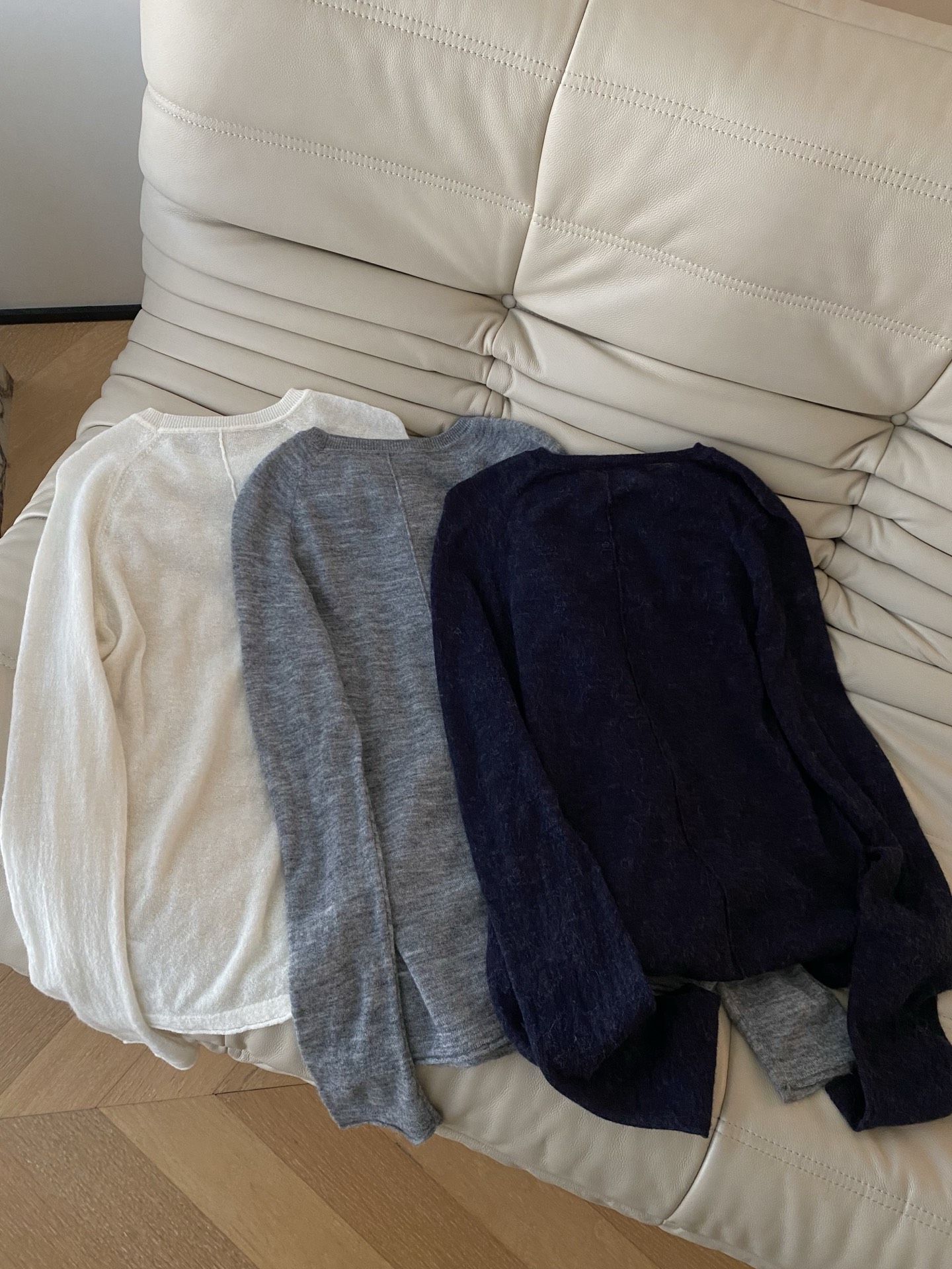 25。F秋冬 miu简约三色羊毛衫 简约圆领插肩袖设计休闲又不失质感 胸前的小标细节更是点睛之笔 让基础