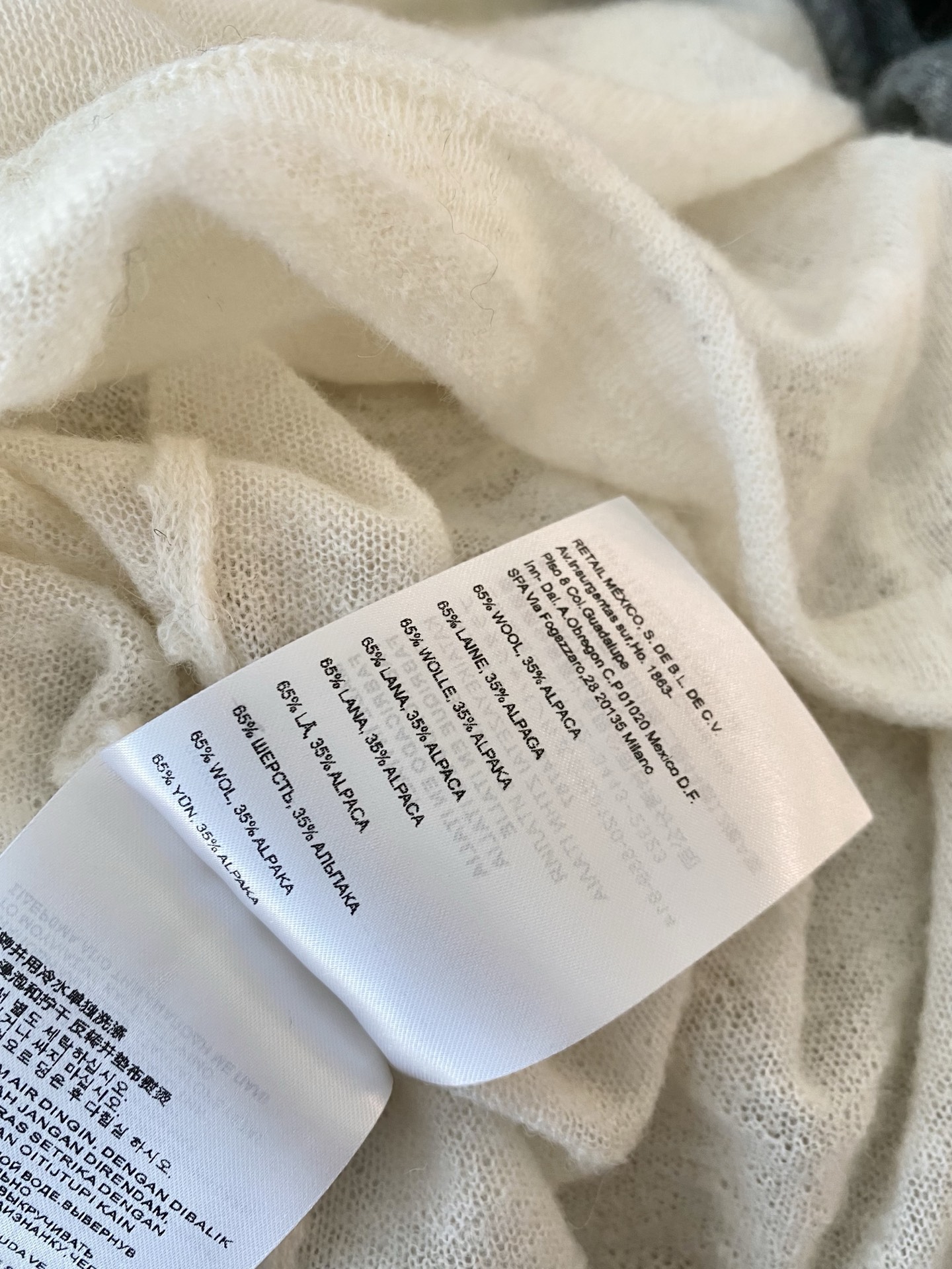 25。F秋冬 miu简约三色羊毛衫 简约圆领插肩袖设计休闲又不失质感 胸前的小标细节更是点睛之笔 让基础